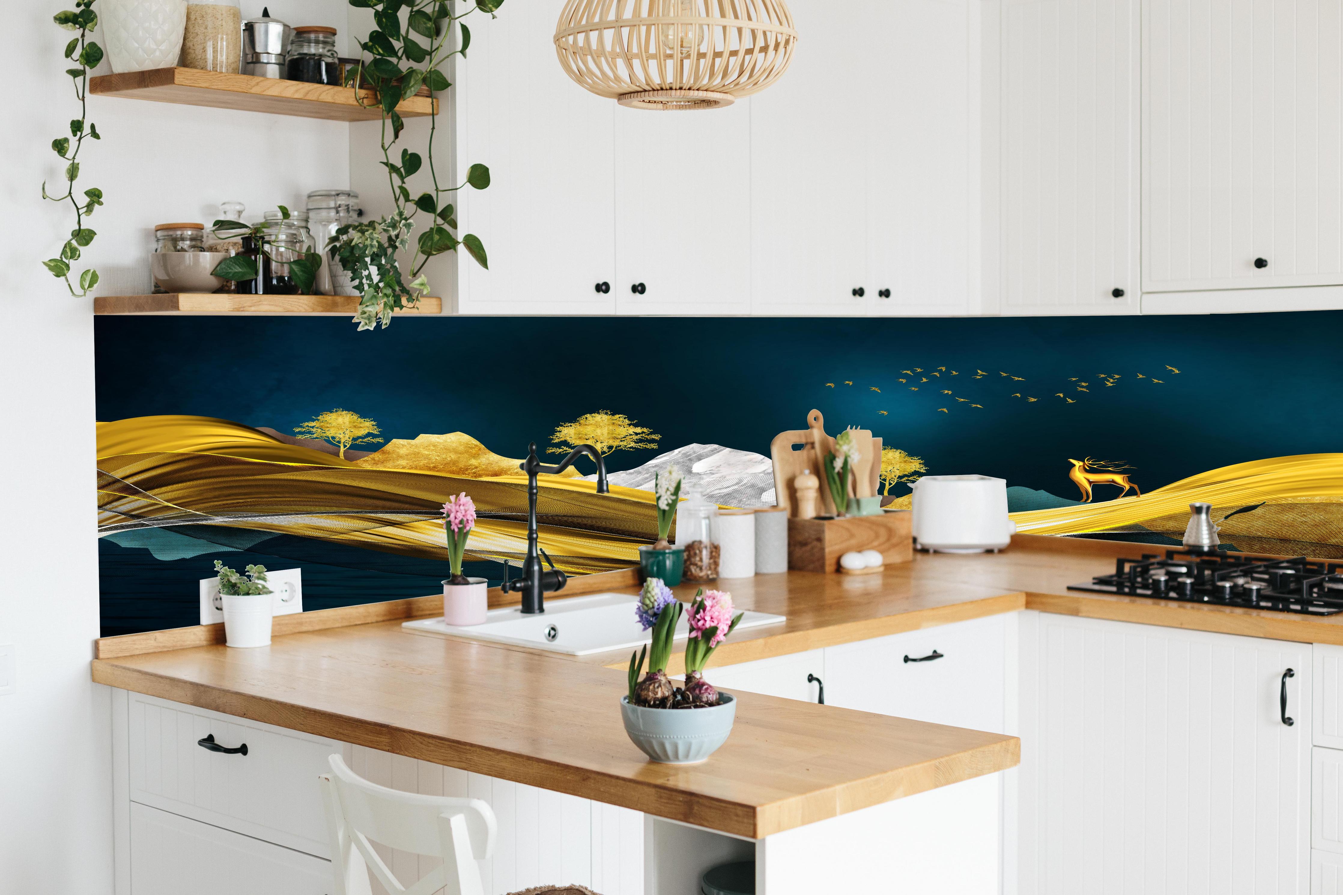 Küche - Goldenes Wellendesign - 3D hinter weißen Hochglanz-Küchenregalen und schwarzem Wasserhahn