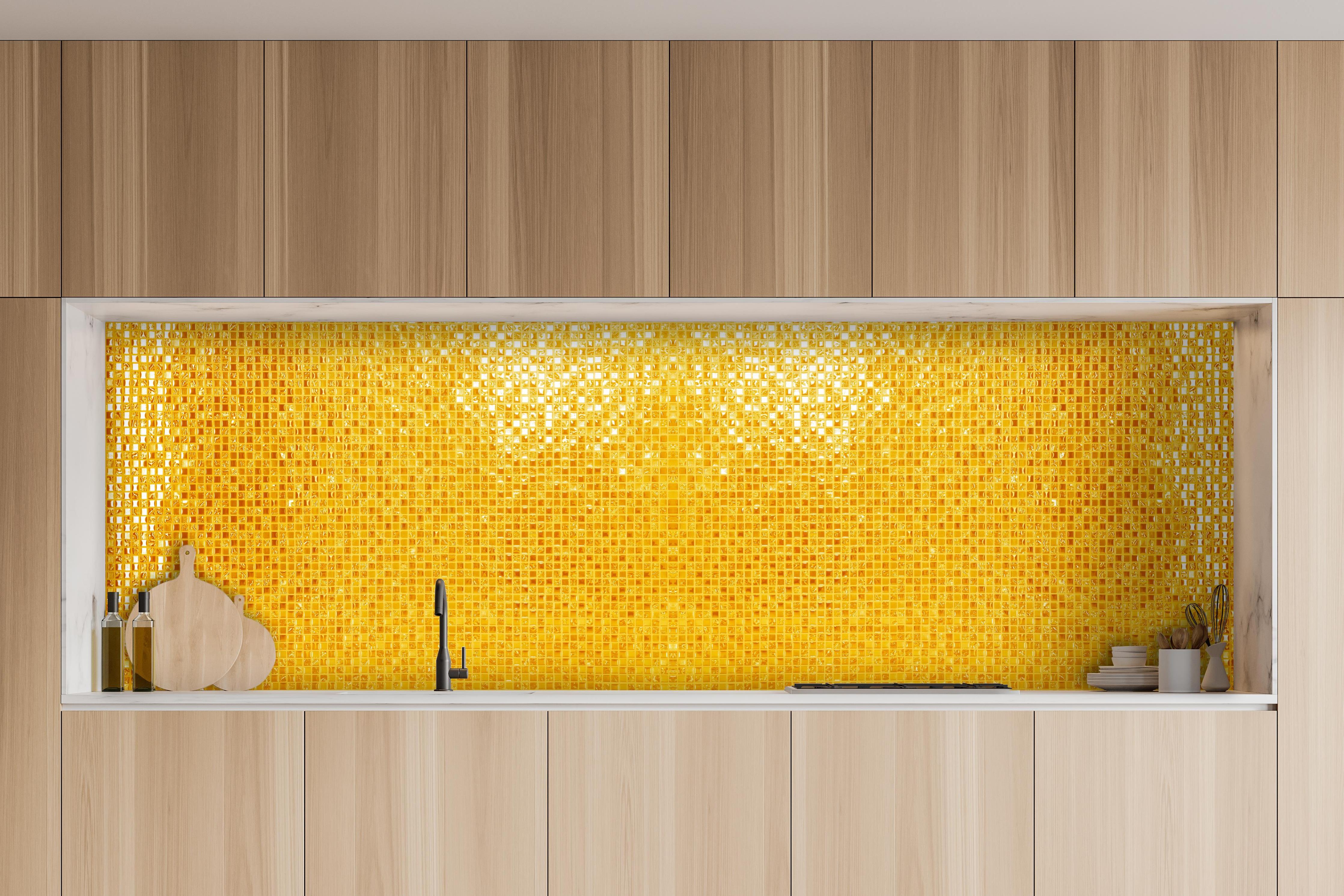 Küche - Goldgelbe Mosaikfliesen hinter weißen Hochglanz-Küchenregalen und schwarzem Wasserhahn