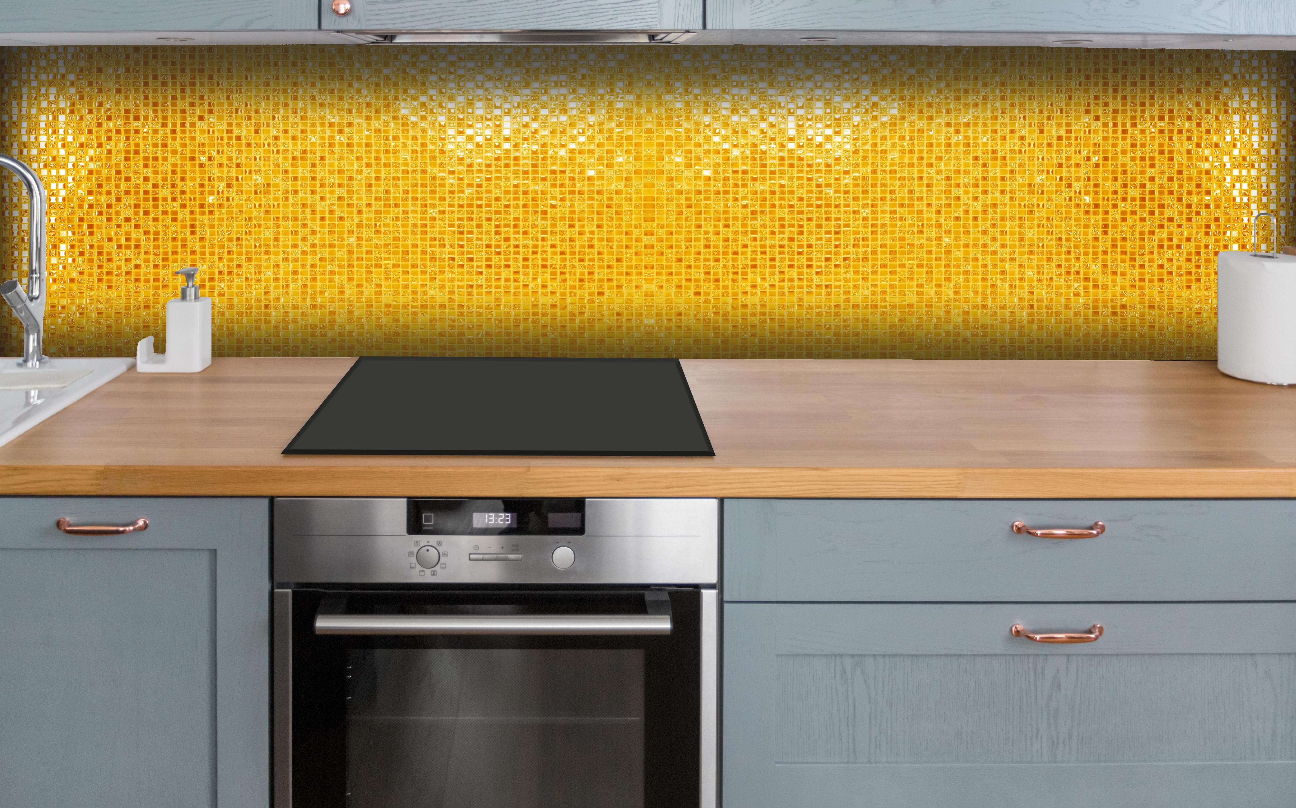 Küche - Goldgelbe Mosaikfliesen hinter weißen Hochglanz-Küchenregalen und schwarzem Wasserhahn