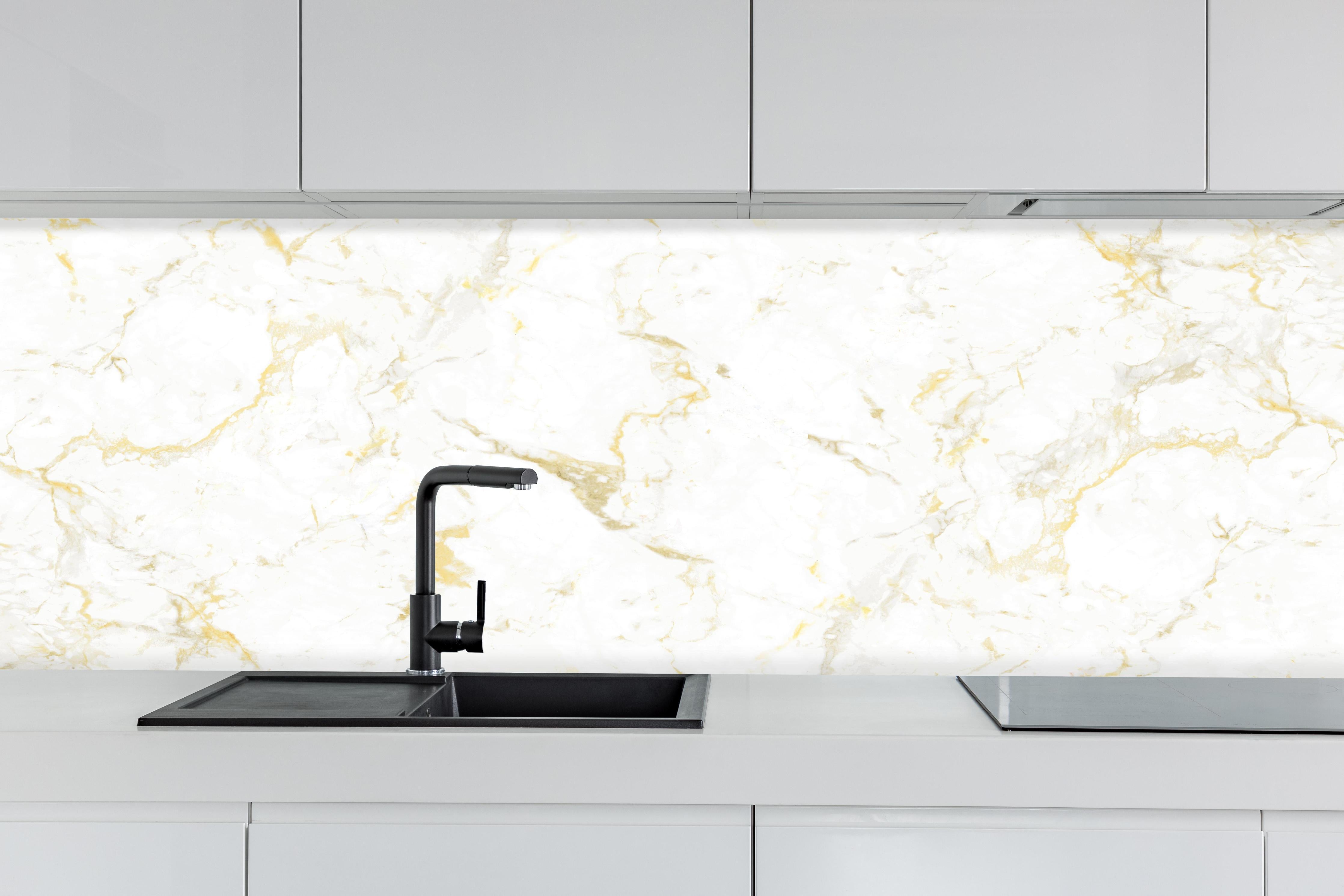 Küche - Goldmarmor Textur hinter weißen Hochglanz-Küchenregalen und schwarzem Wasserhahn