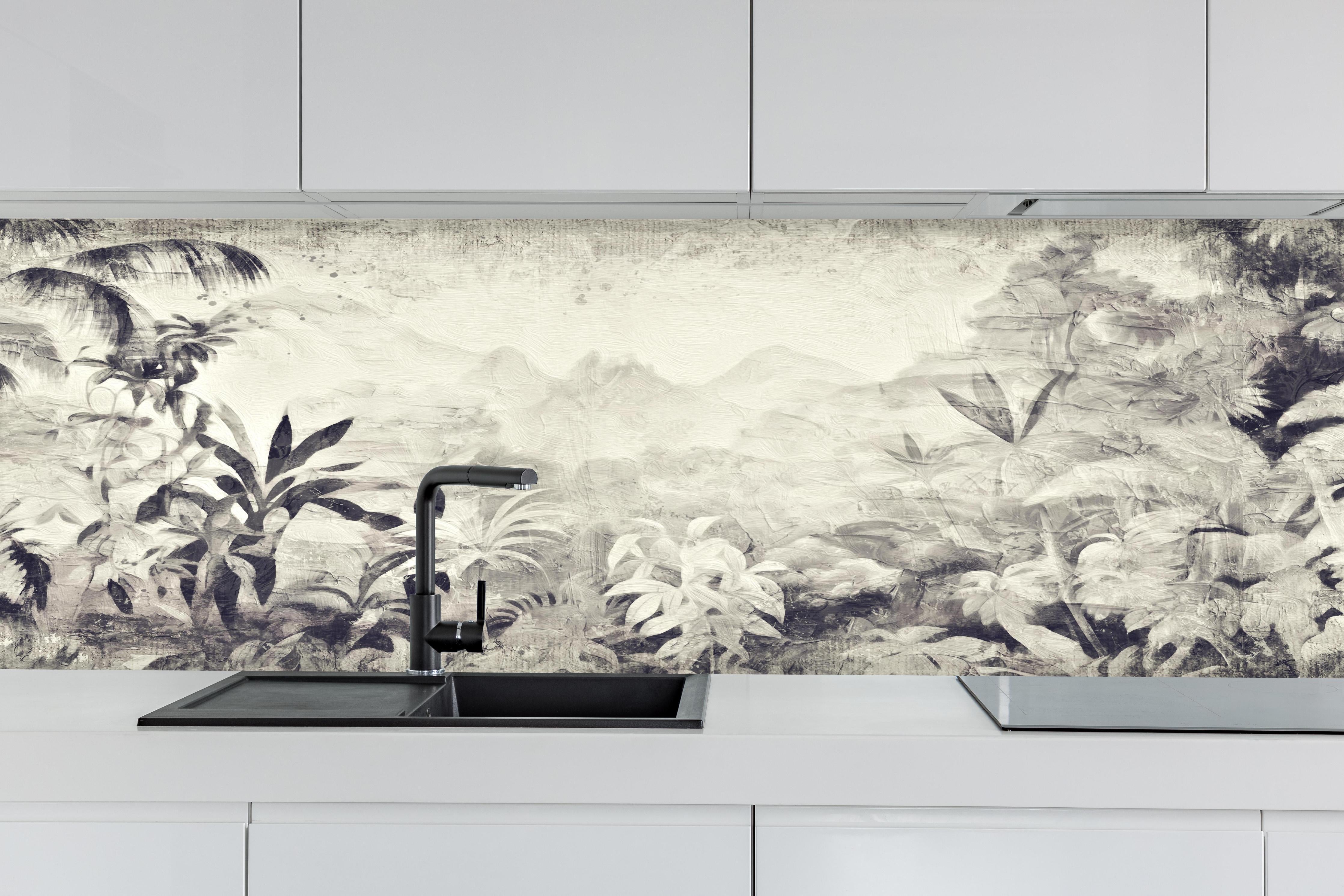Küche - Gräuliche Landschaft - Floral hinter weißen Hochglanz-Küchenregalen und schwarzem Wasserhahn