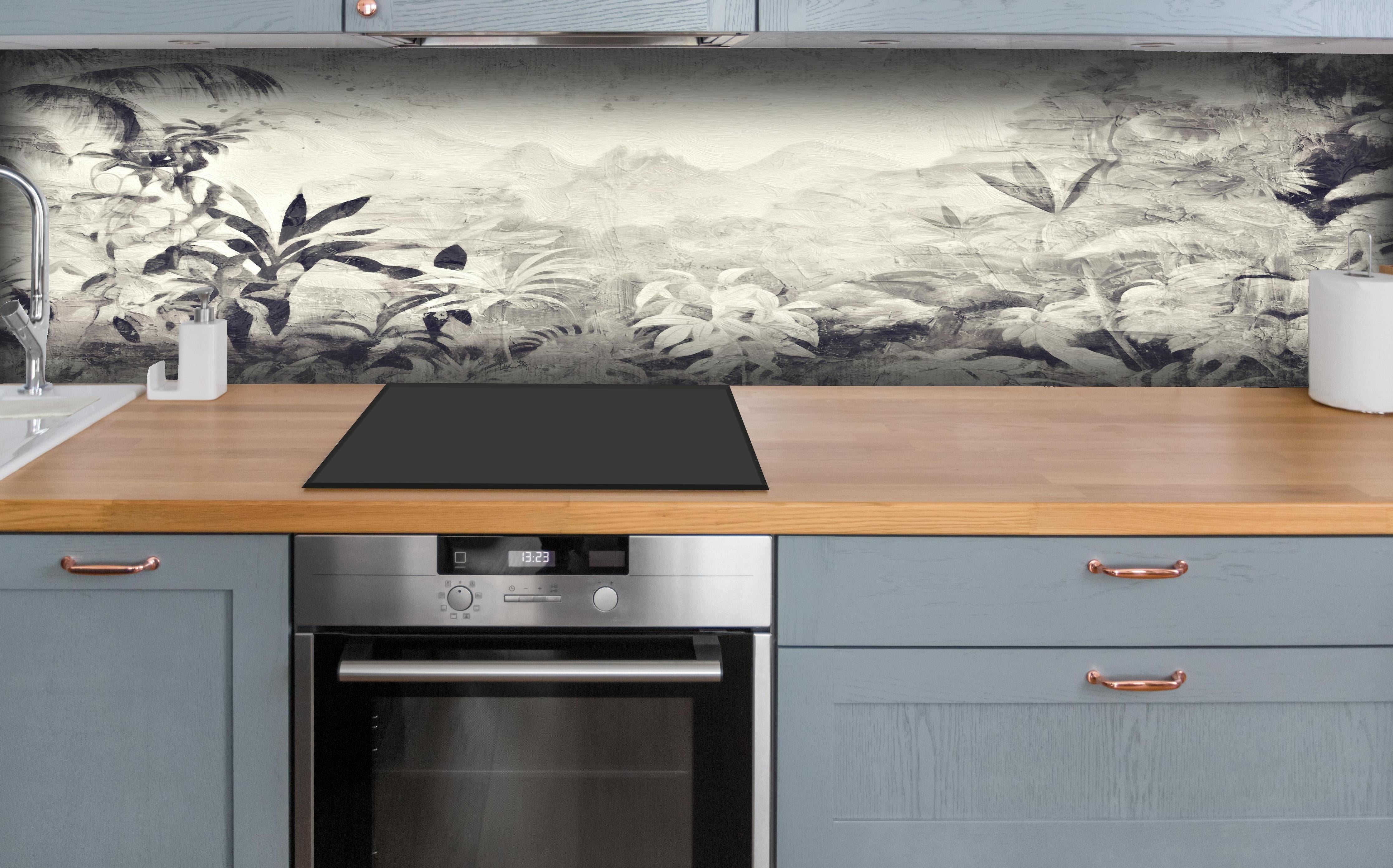 Küche - Gräuliche Landschaft - Floral hinter weißen Hochglanz-Küchenregalen und schwarzem Wasserhahn