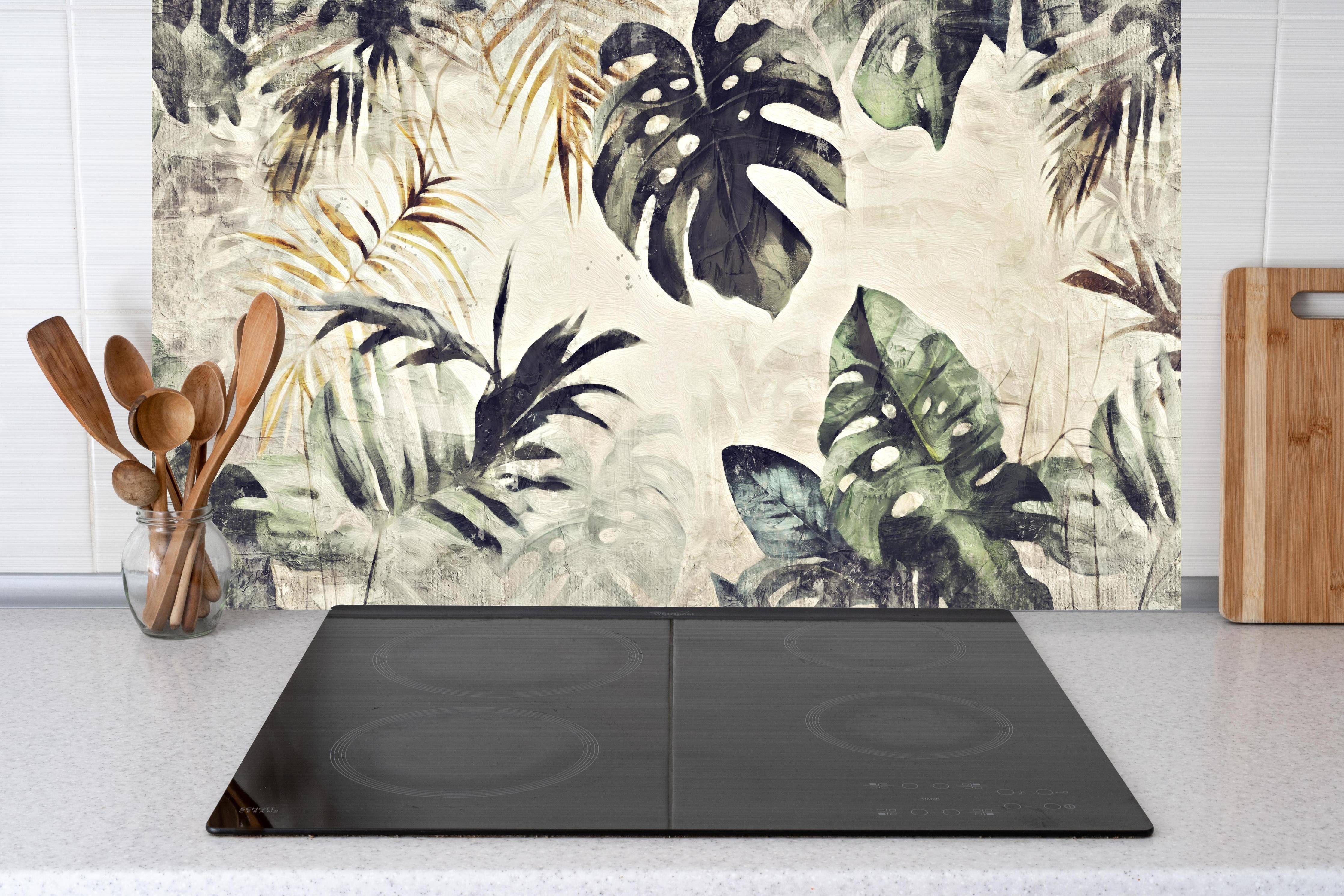 Küche - Gräuliche Pflanzen - Floral hinter weißen Hochglanz-Küchenregalen und schwarzem Wasserhahn