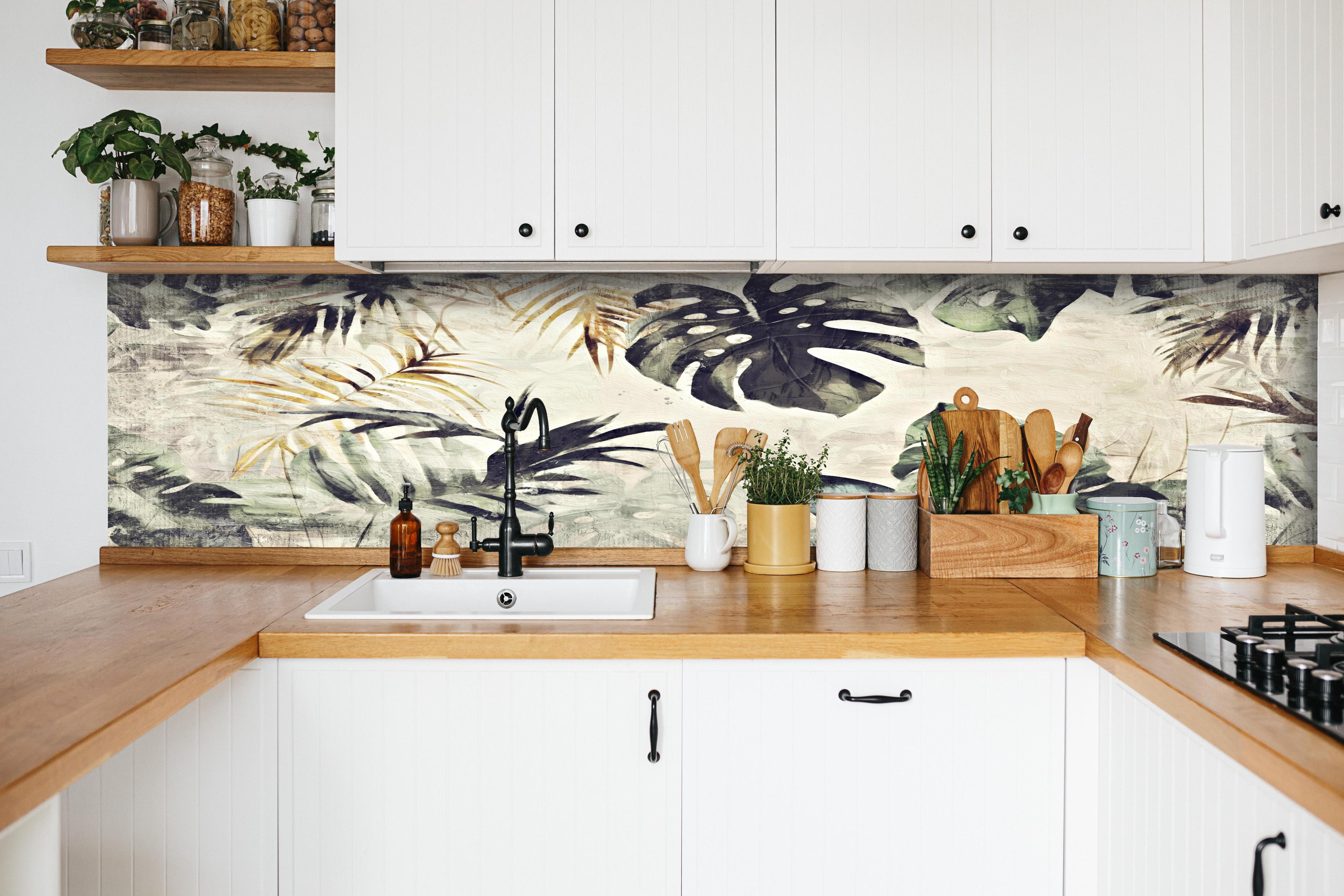 Küche - Gräuliche Pflanzen - Floral hinter weißen Hochglanz-Küchenregalen und schwarzem Wasserhahn