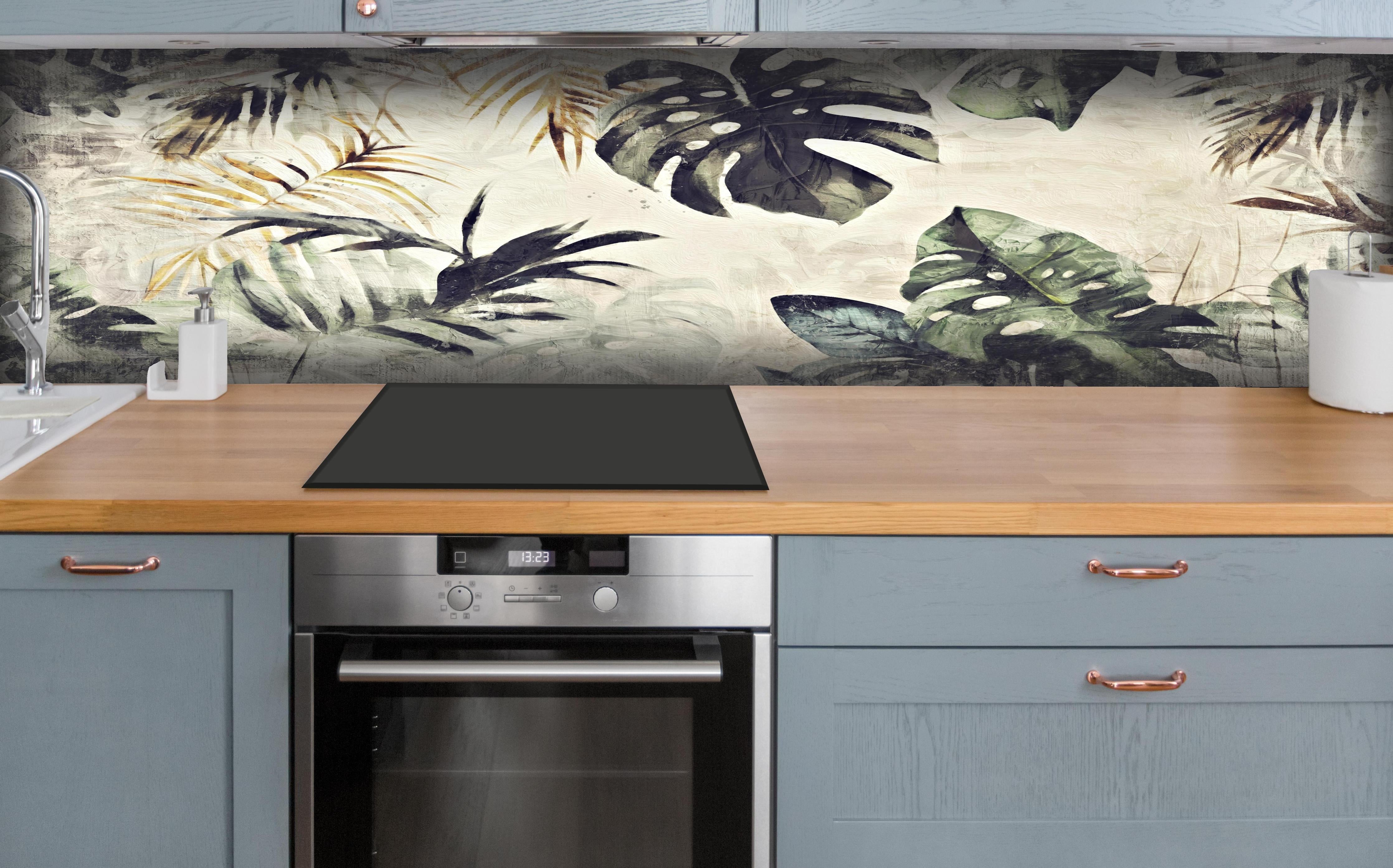 Küche - Gräuliche Pflanzen - Floral hinter weißen Hochglanz-Küchenregalen und schwarzem Wasserhahn