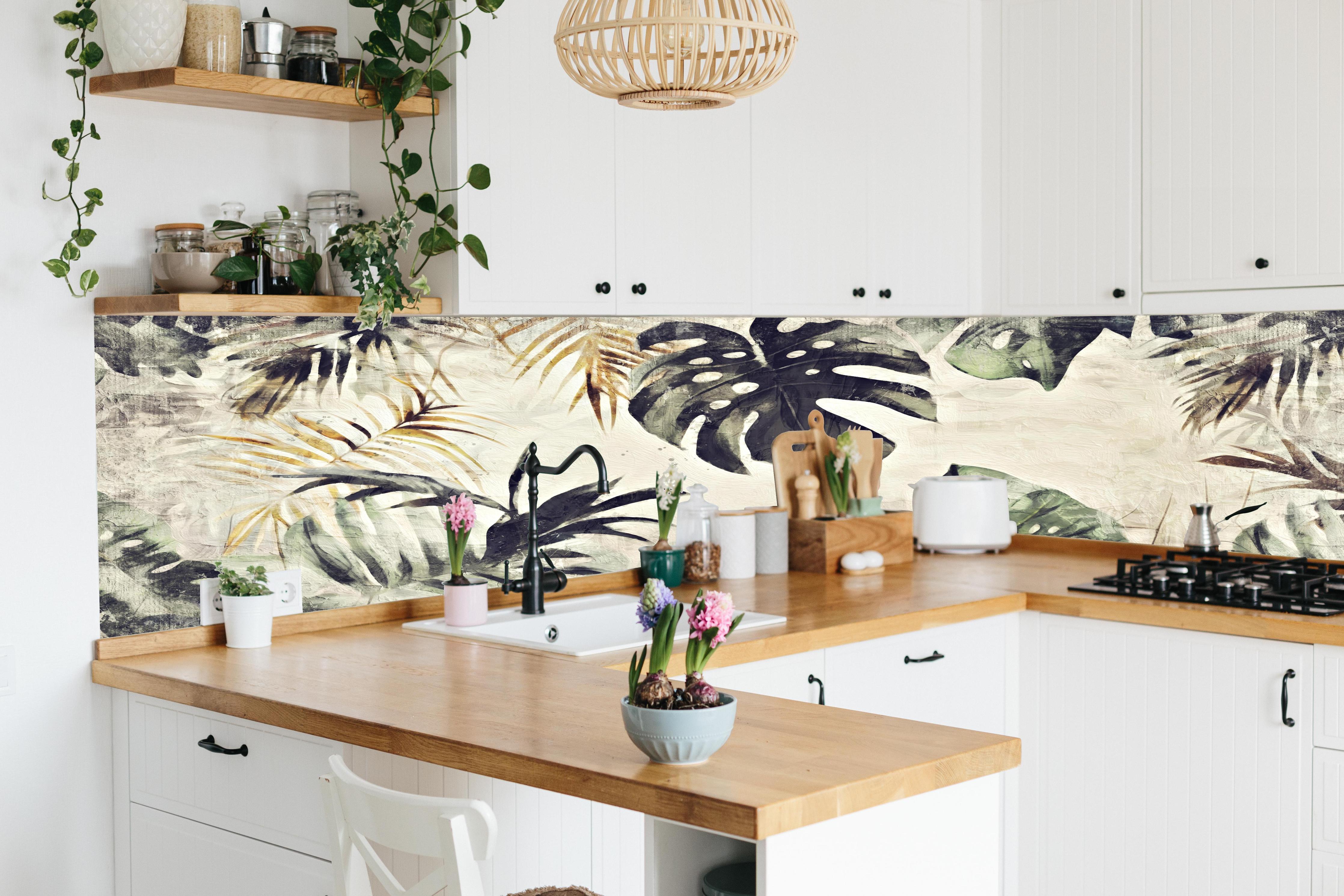 Küche - Gräuliche Pflanzen - Floral hinter weißen Hochglanz-Küchenregalen und schwarzem Wasserhahn