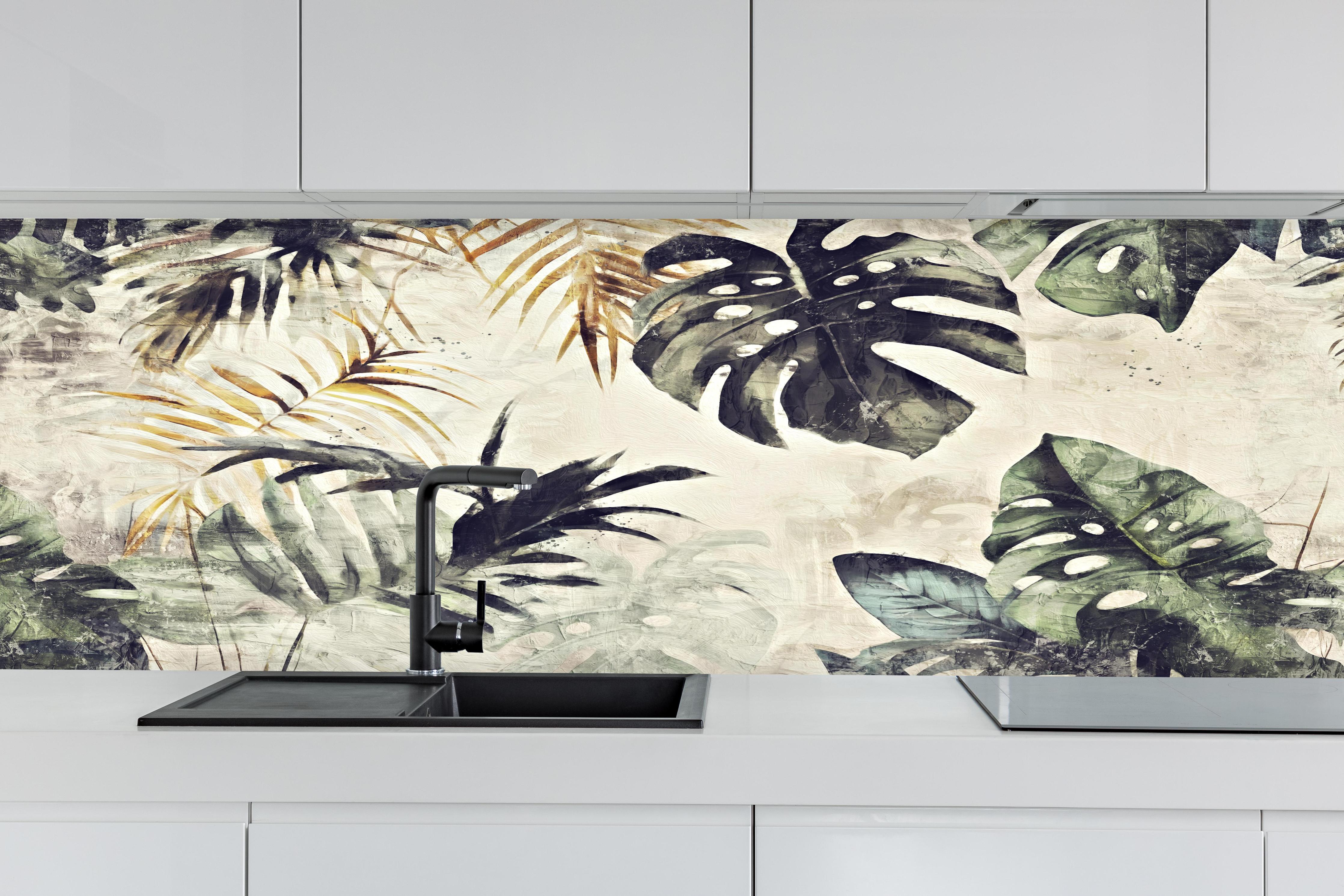 Küche - Gräuliche Pflanzen Floral hinter weißen Hochglanz-Küchenregalen und schwarzem Wasserhahn