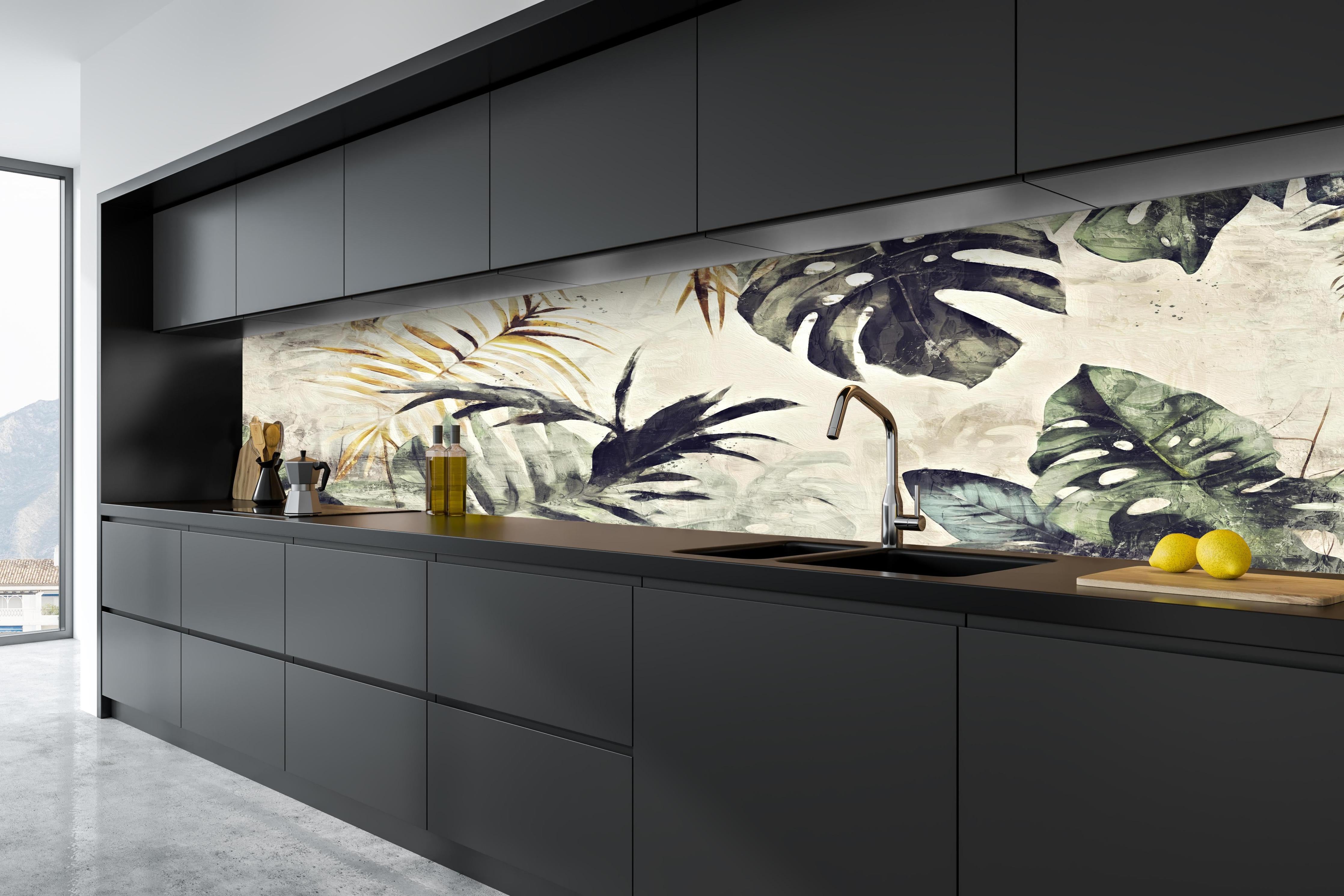 Küche - Gräuliche Pflanzen Floral hinter weißen Hochglanz-Küchenregalen und schwarzem Wasserhahn