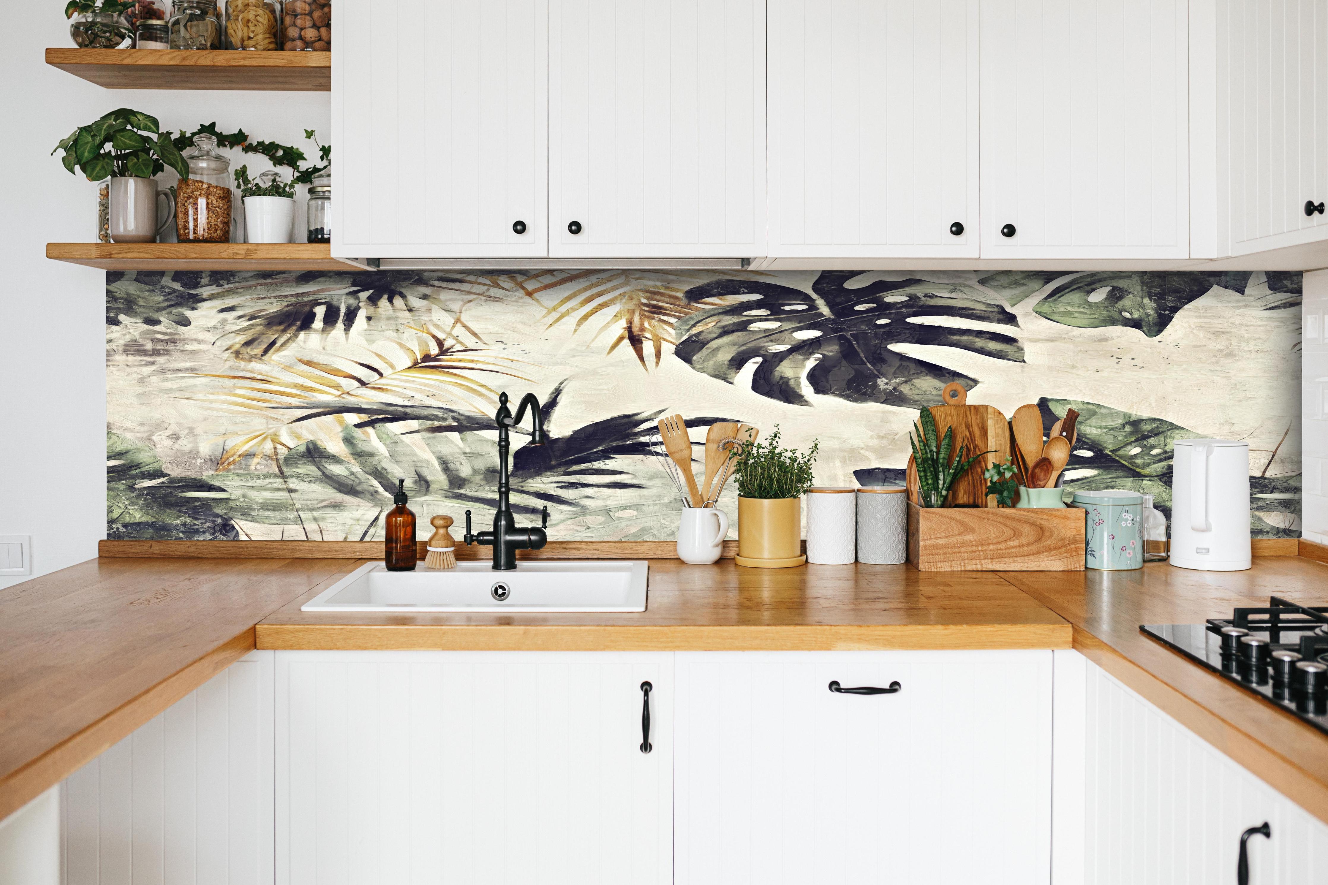 Küche - Gräuliche Pflanzen Floral hinter weißen Hochglanz-Küchenregalen und schwarzem Wasserhahn