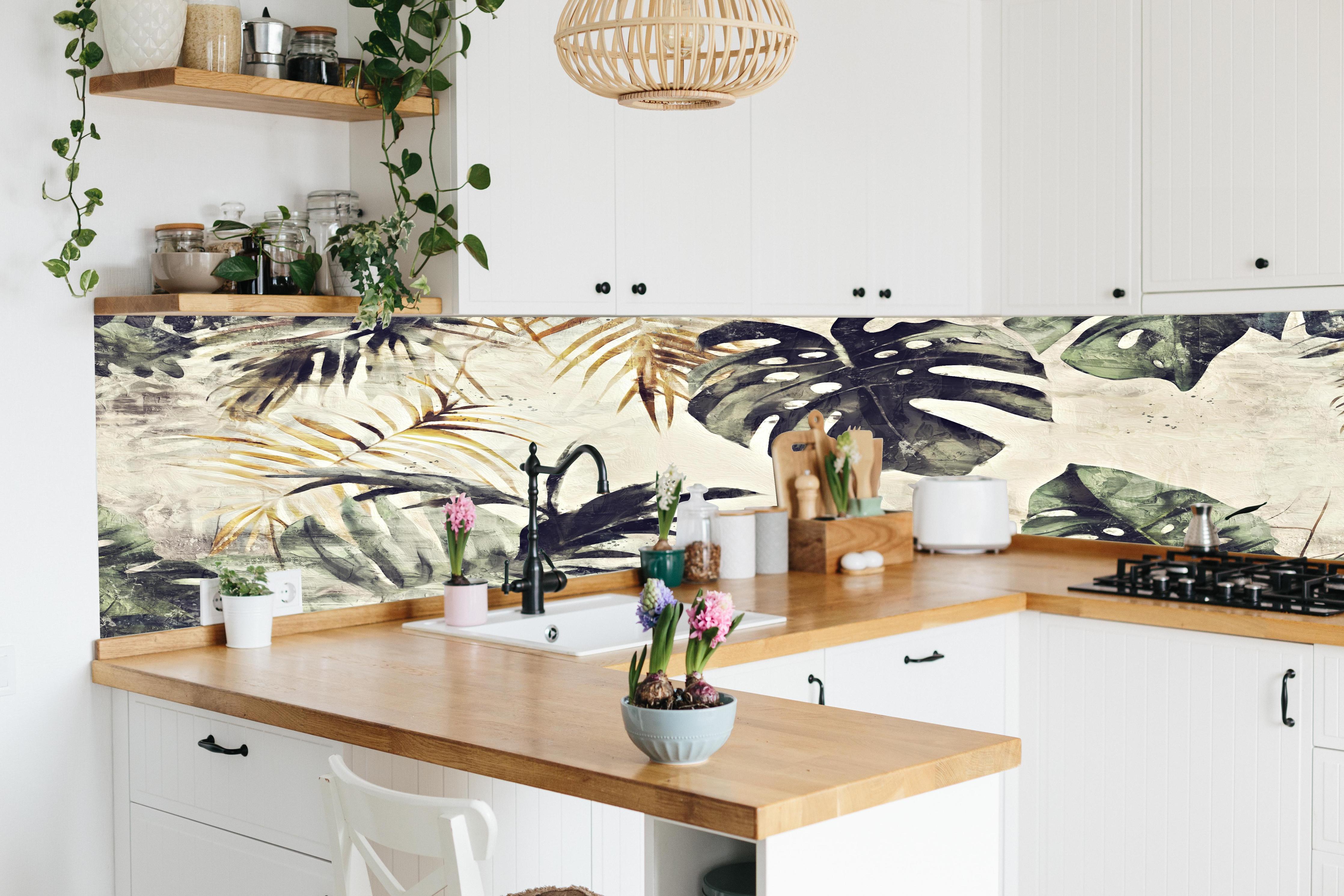 Küche - Gräuliche Pflanzen Floral hinter weißen Hochglanz-Küchenregalen und schwarzem Wasserhahn