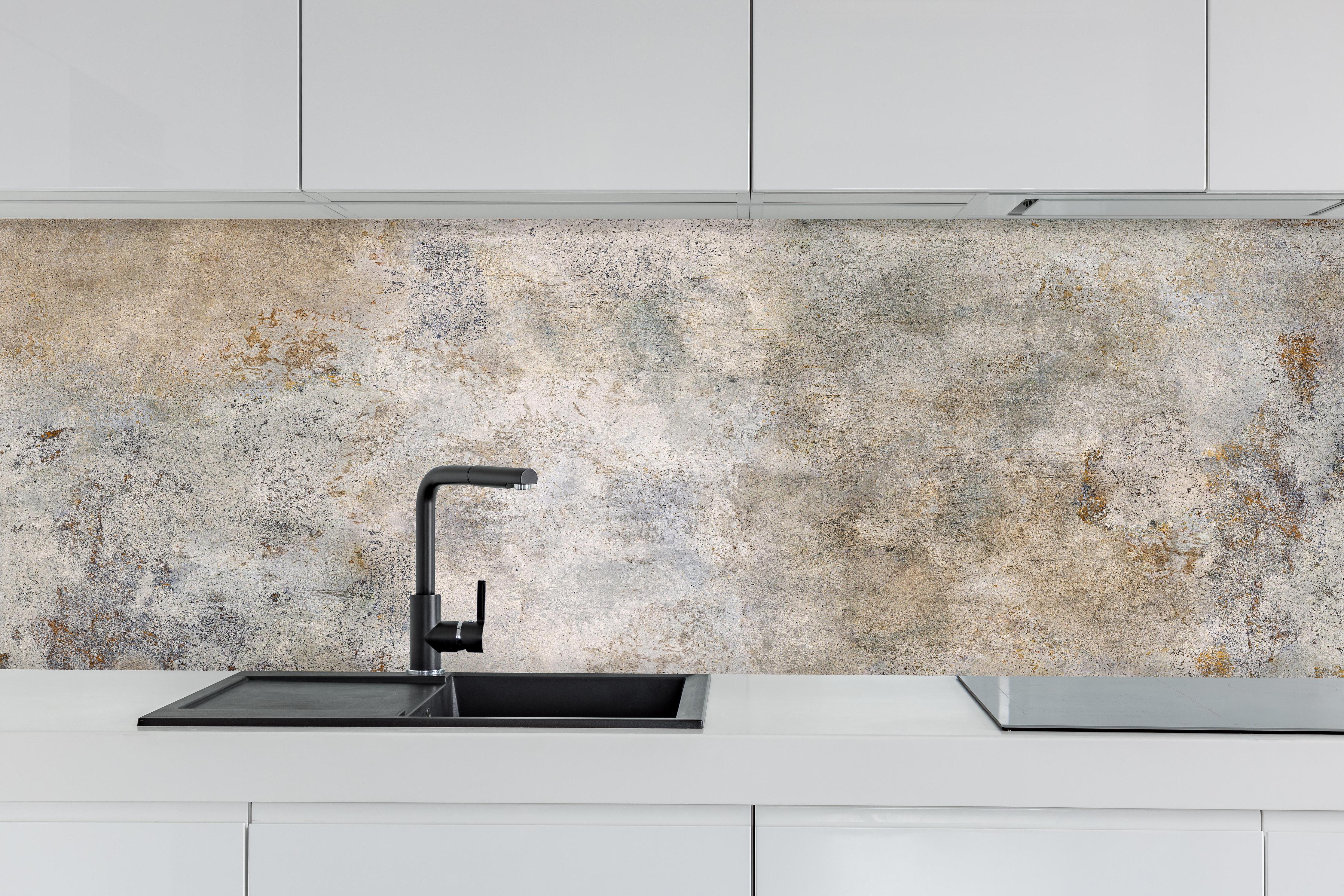 Küche - Gräuliche Zement Textur hinter weißen Hochglanz-Küchenregalen und schwarzem Wasserhahn