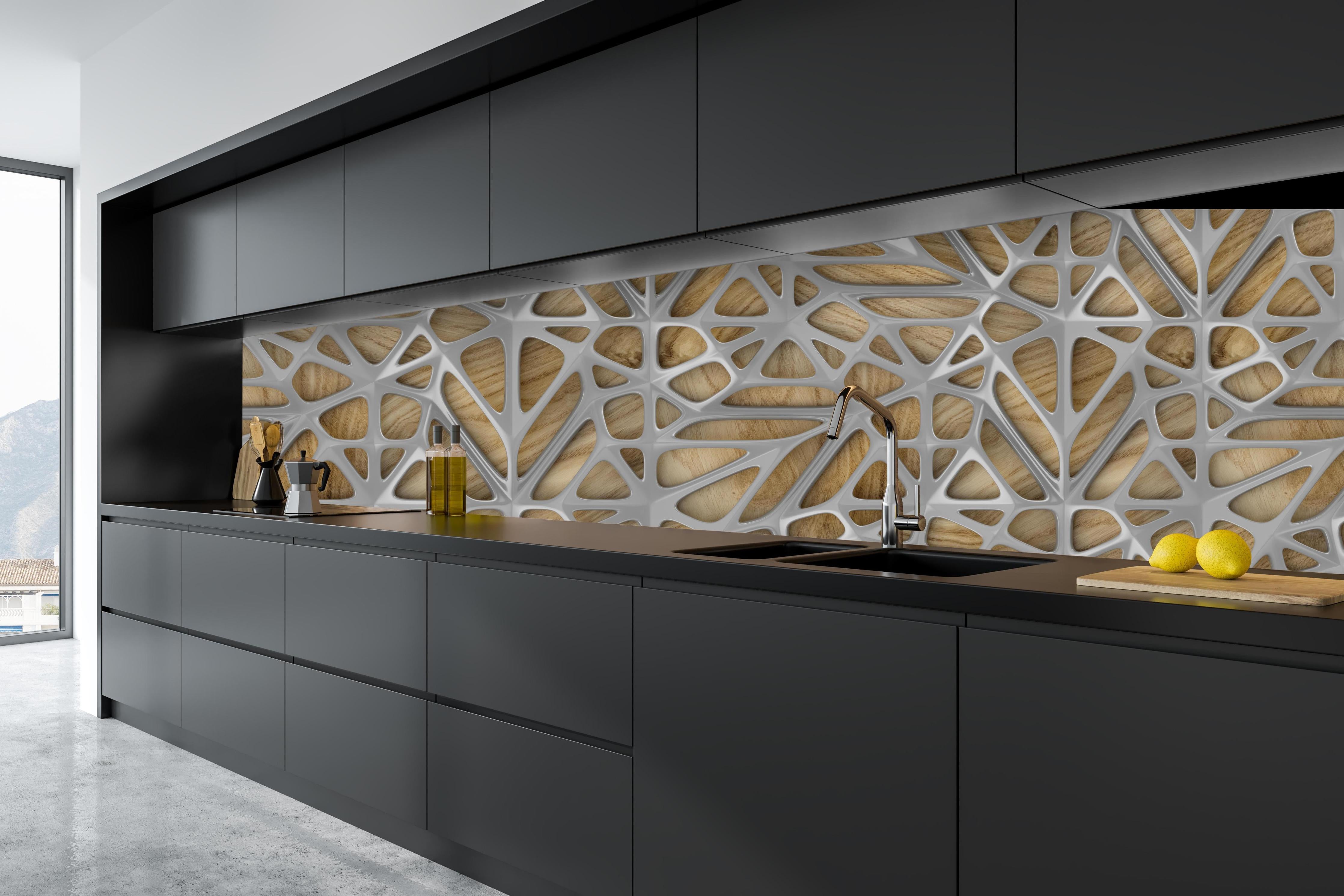 Küche - Gräuliches Gitter Muster hinter weißen Hochglanz-Küchenregalen und schwarzem Wasserhahn