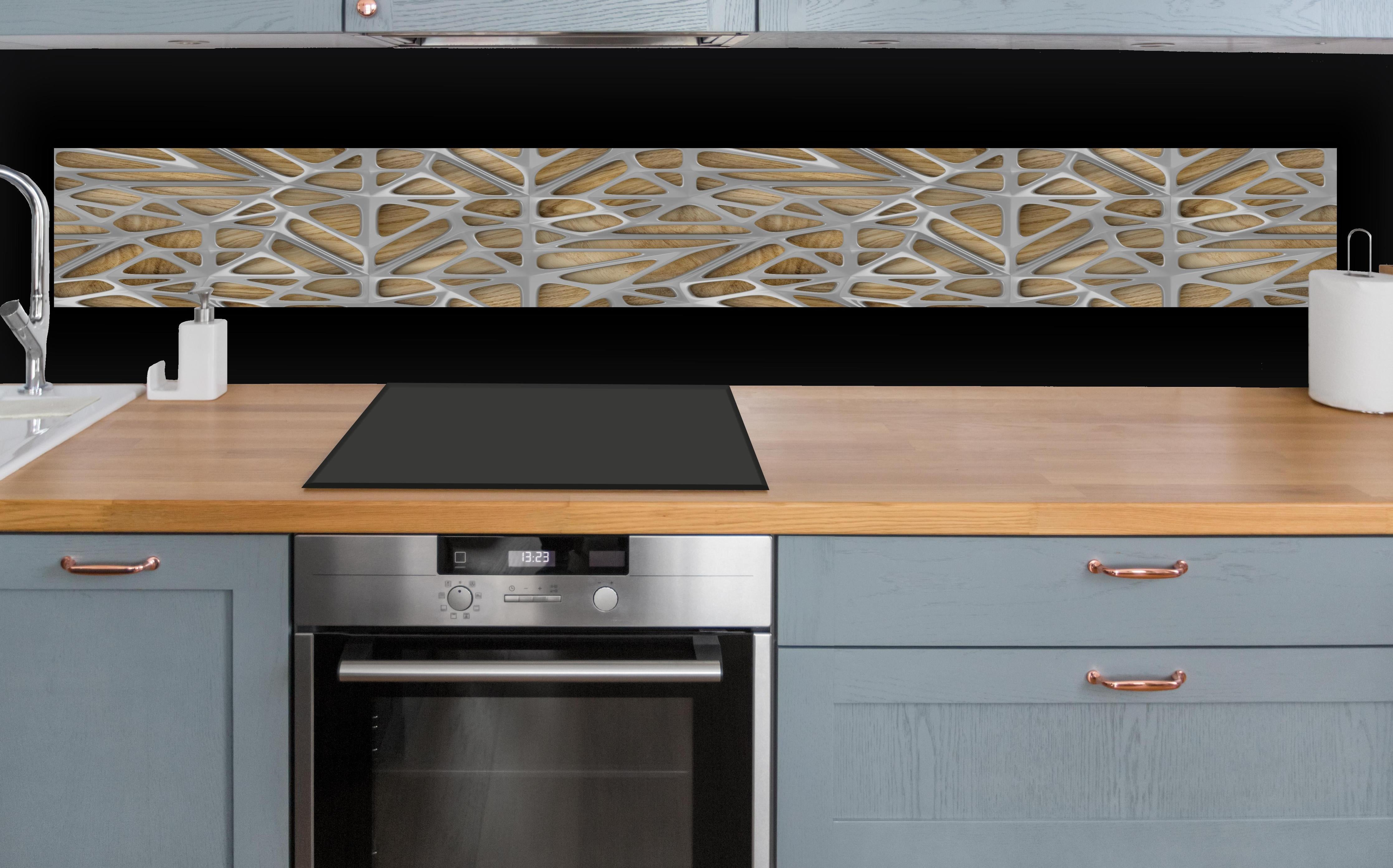 Küche - Gräuliches Gitter Muster hinter weißen Hochglanz-Küchenregalen und schwarzem Wasserhahn