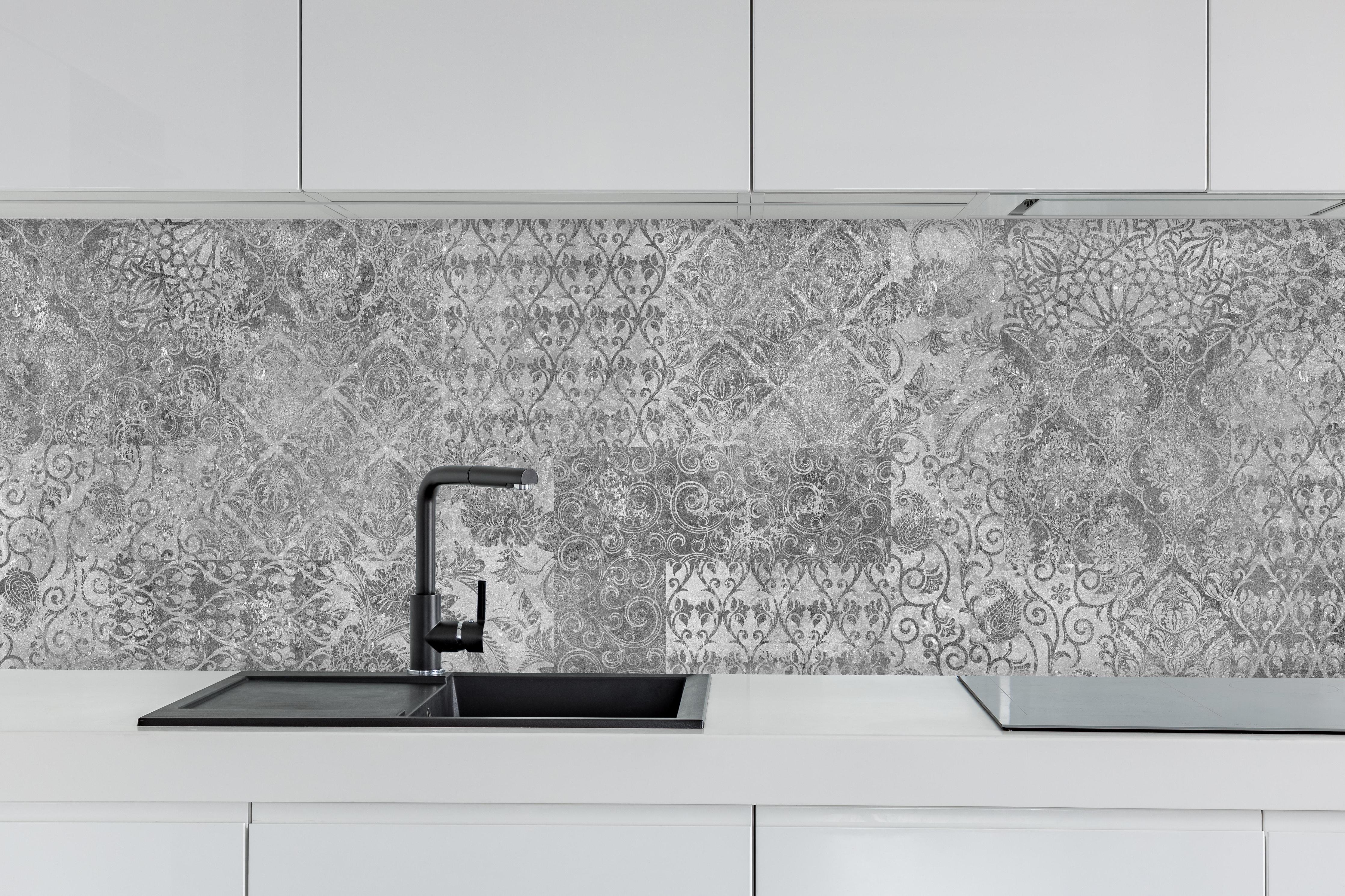 Küche - Gräuliches Mosaik Muster hinter weißen Hochglanz-Küchenregalen und schwarzem Wasserhahn