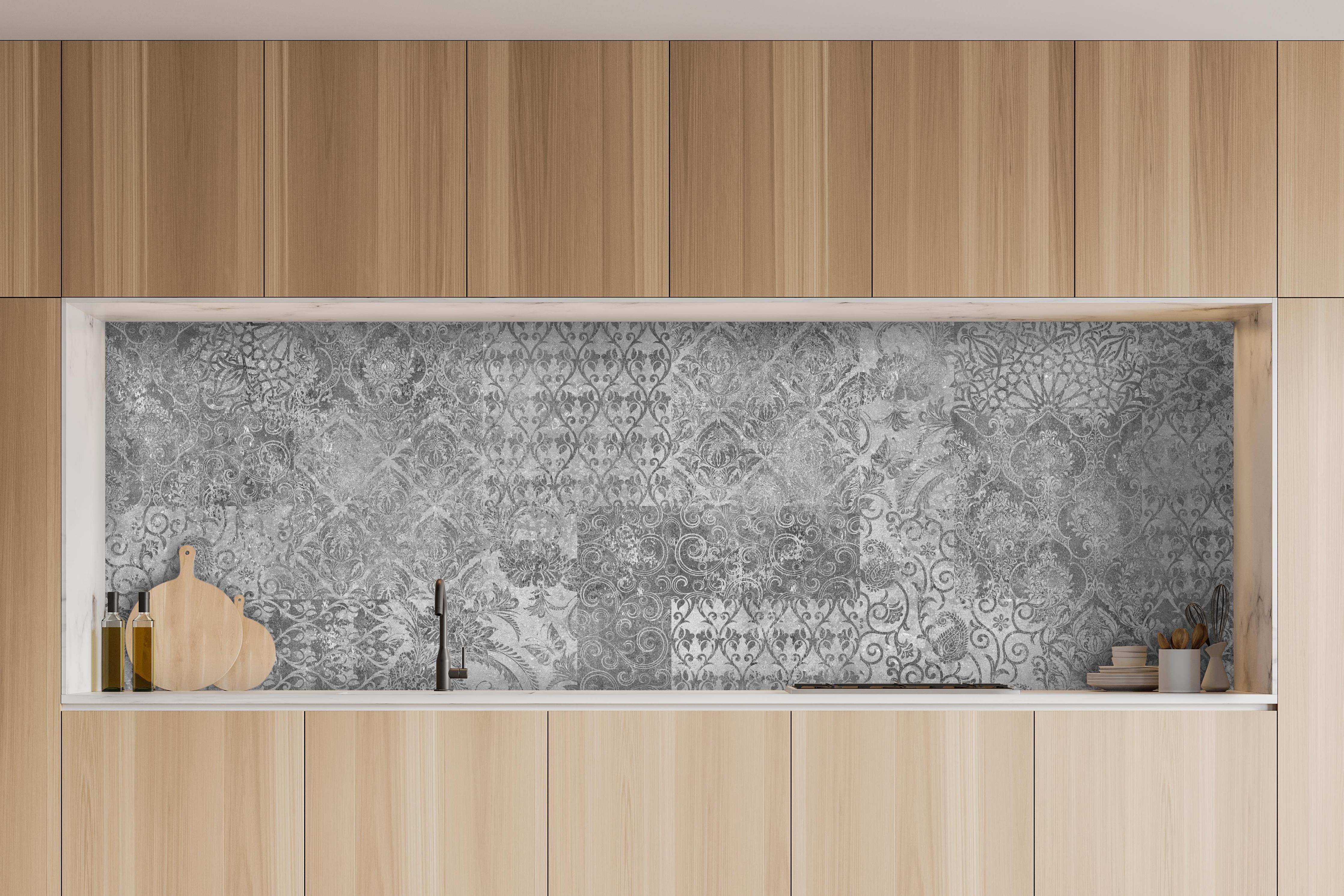 Küche - Gräuliches Mosaik Muster hinter weißen Hochglanz-Küchenregalen und schwarzem Wasserhahn