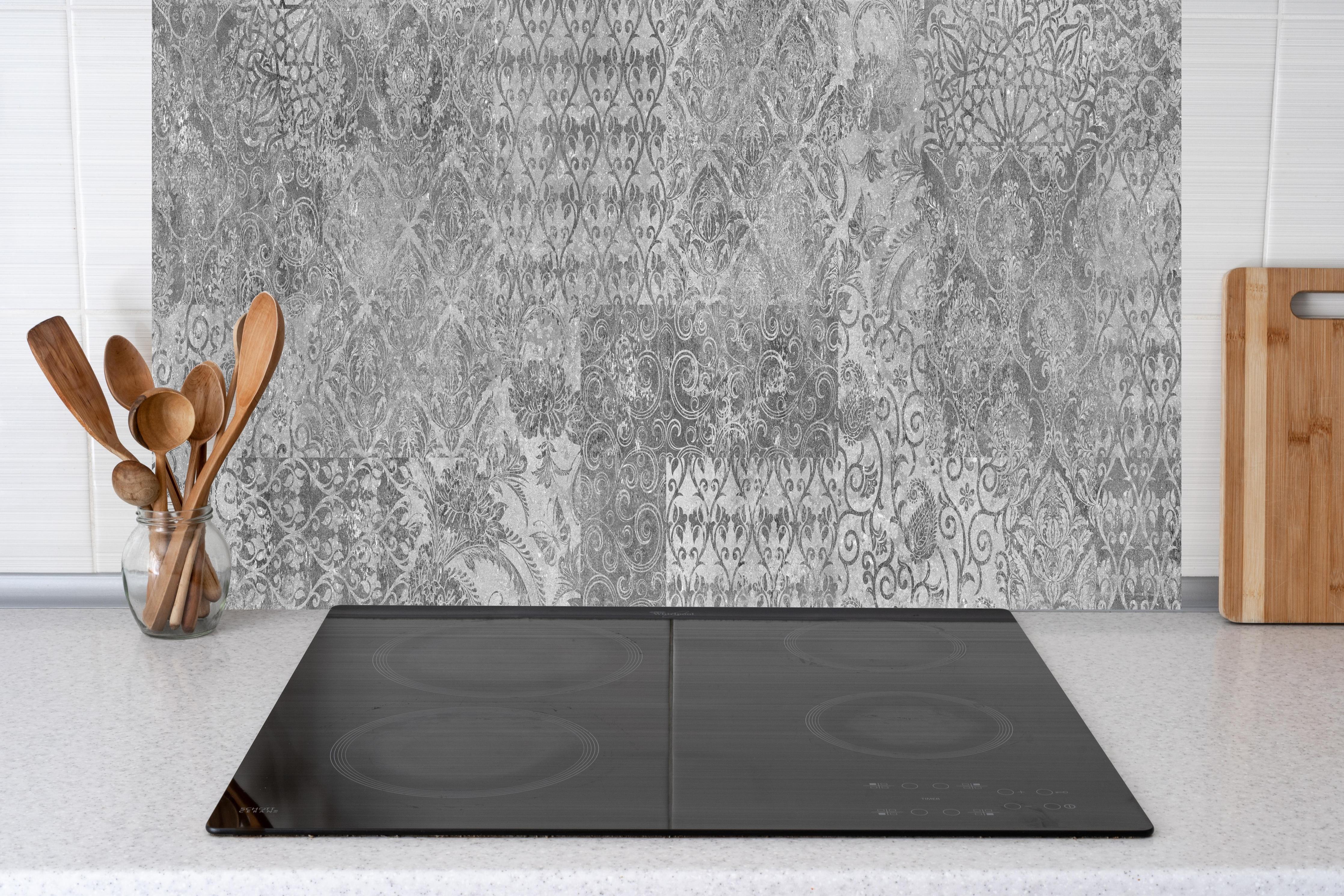 Küche - Gräuliches Mosaik Muster hinter weißen Hochglanz-Küchenregalen und schwarzem Wasserhahn