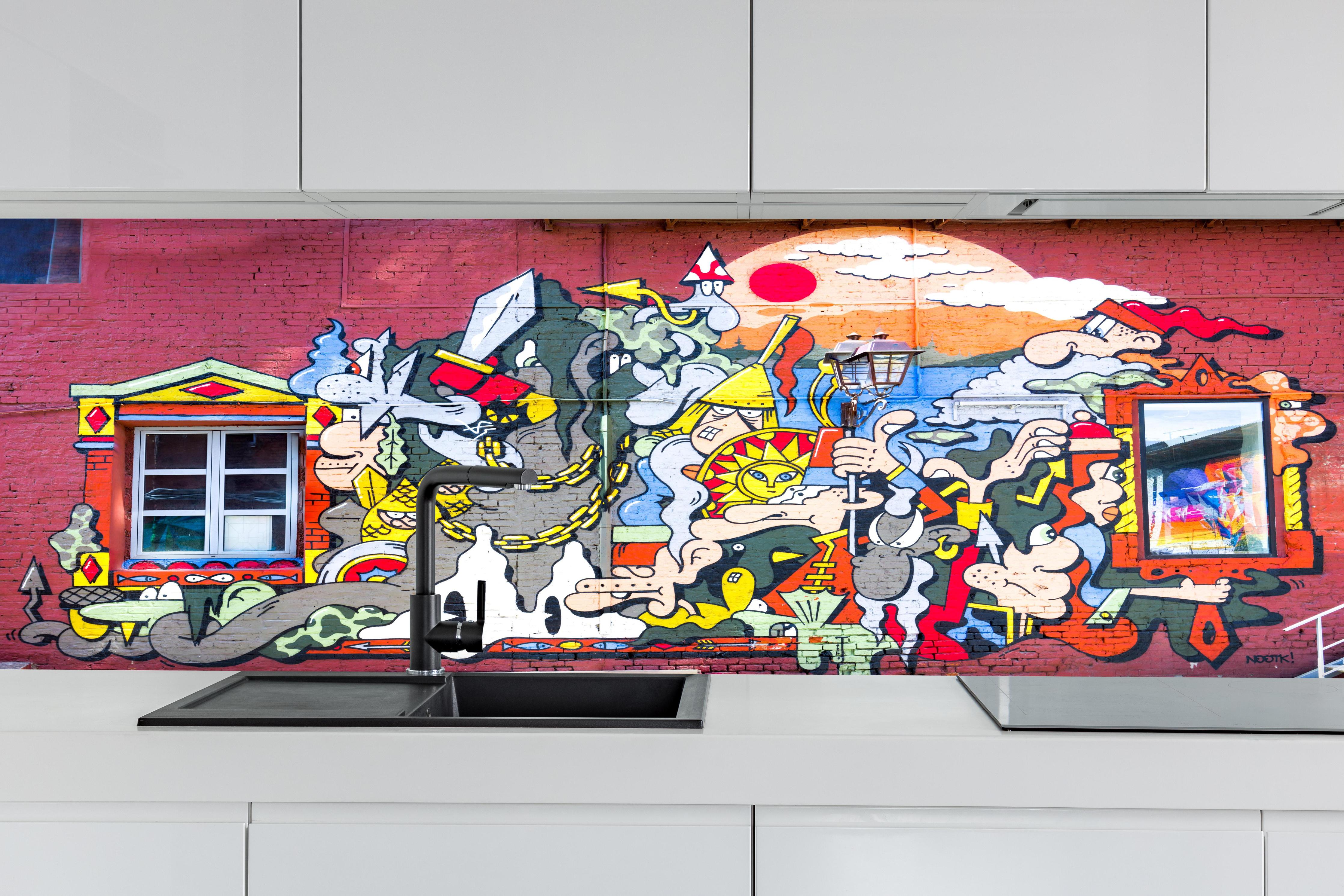 Küche - Graffiti Wand - Urban Streetstyle hinter weißen Hochglanz-Küchenregalen und schwarzem Wasserhahn