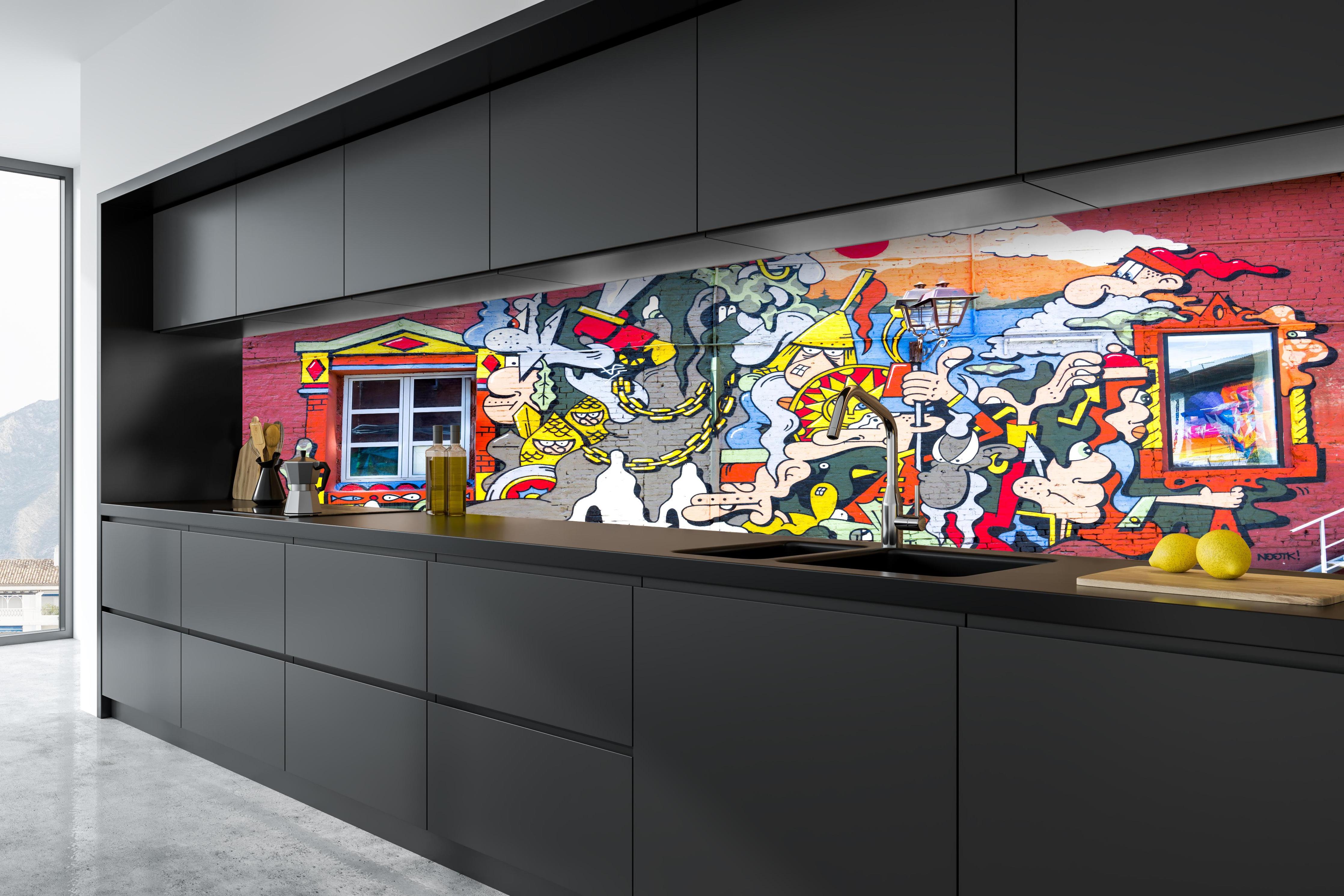 Küche - Graffiti Wand - Urban Streetstyle hinter weißen Hochglanz-Küchenregalen und schwarzem Wasserhahn
