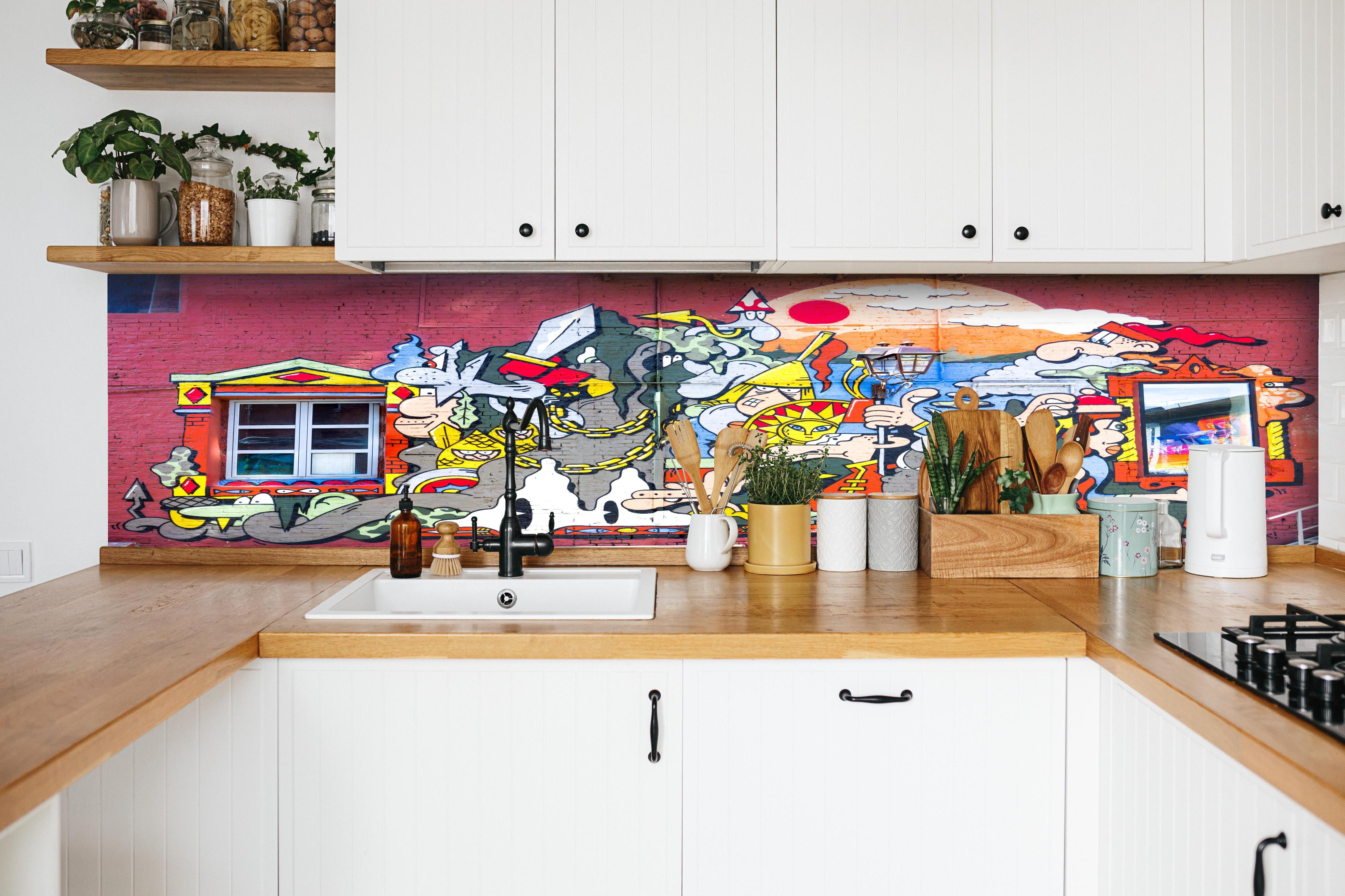 Küche - Graffiti Wand - Urban Streetstyle hinter weißen Hochglanz-Küchenregalen und schwarzem Wasserhahn