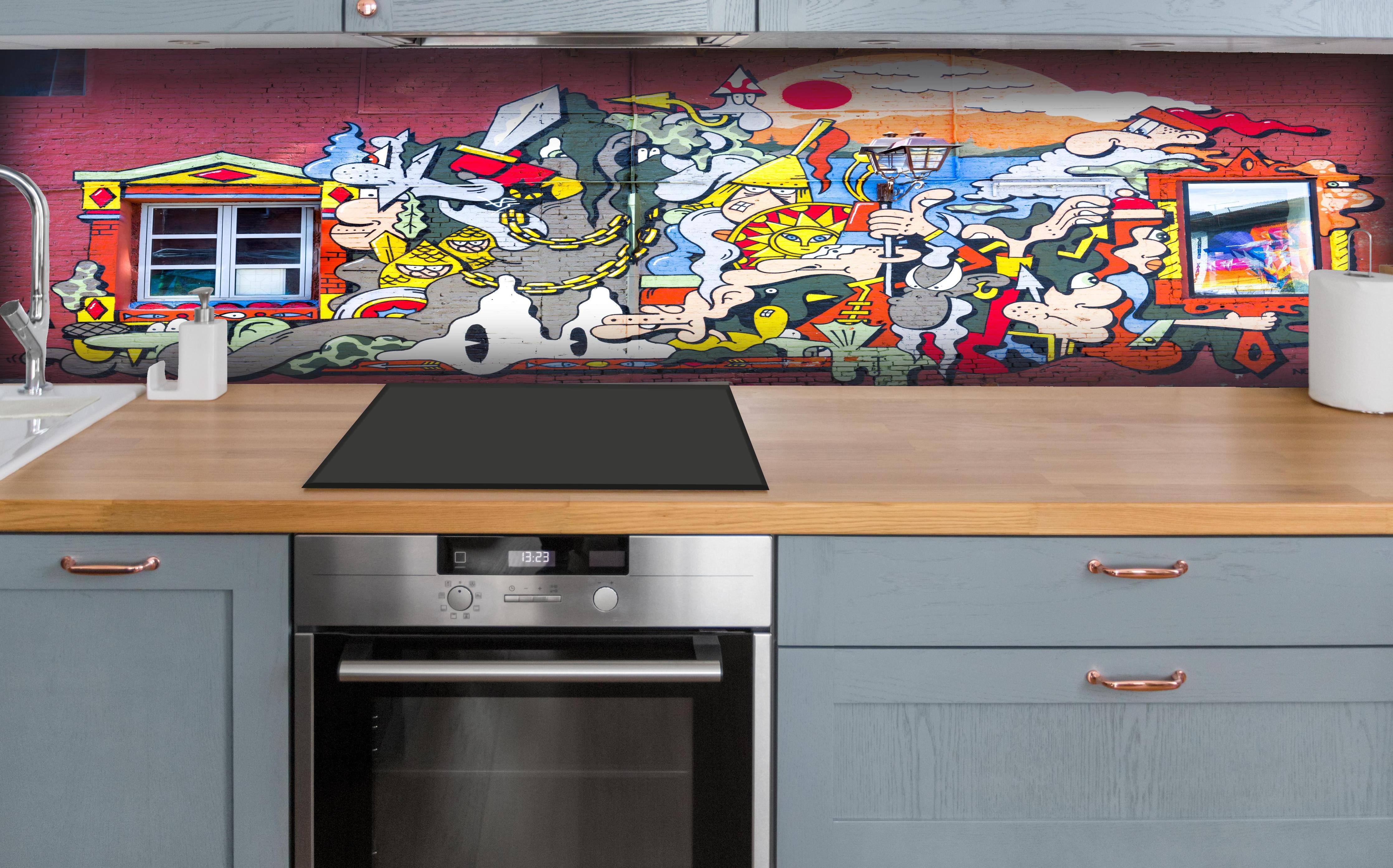 Küche - Graffiti Wand - Urban Streetstyle hinter weißen Hochglanz-Küchenregalen und schwarzem Wasserhahn