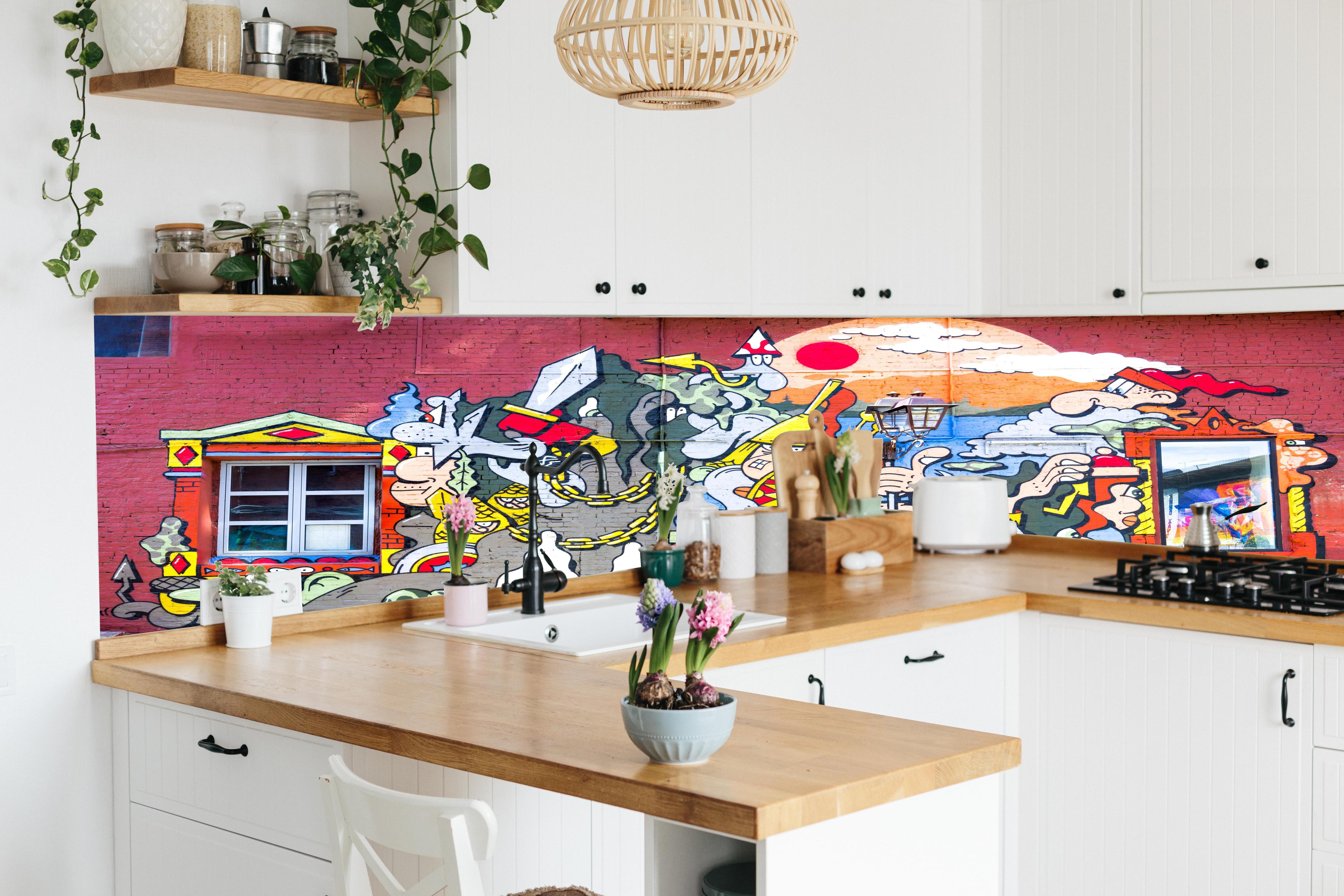 Küche - Graffiti Wand - Urban Streetstyle hinter weißen Hochglanz-Küchenregalen und schwarzem Wasserhahn