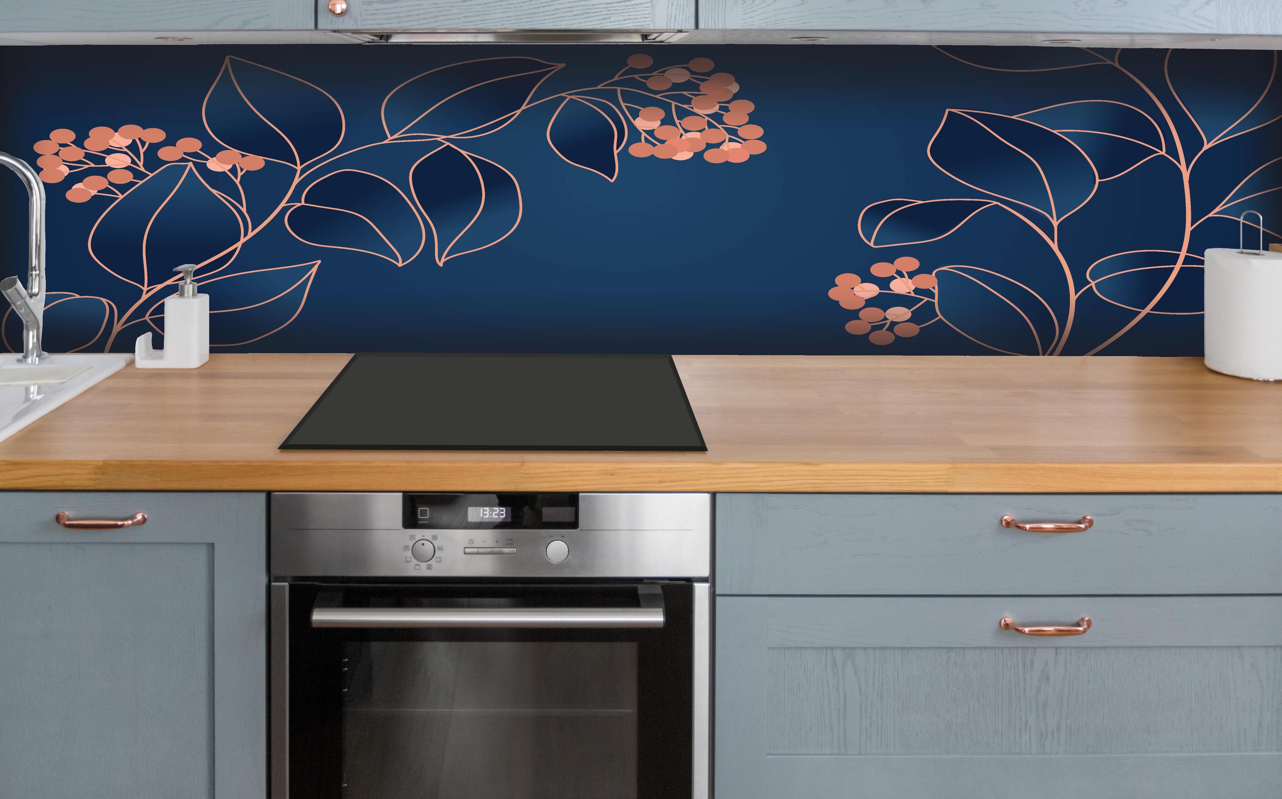 Küche - Grafische Blütenmotive in Blau und Orange hinter weißen Hochglanz-Küchenregalen und schwarzem Wasserhahn