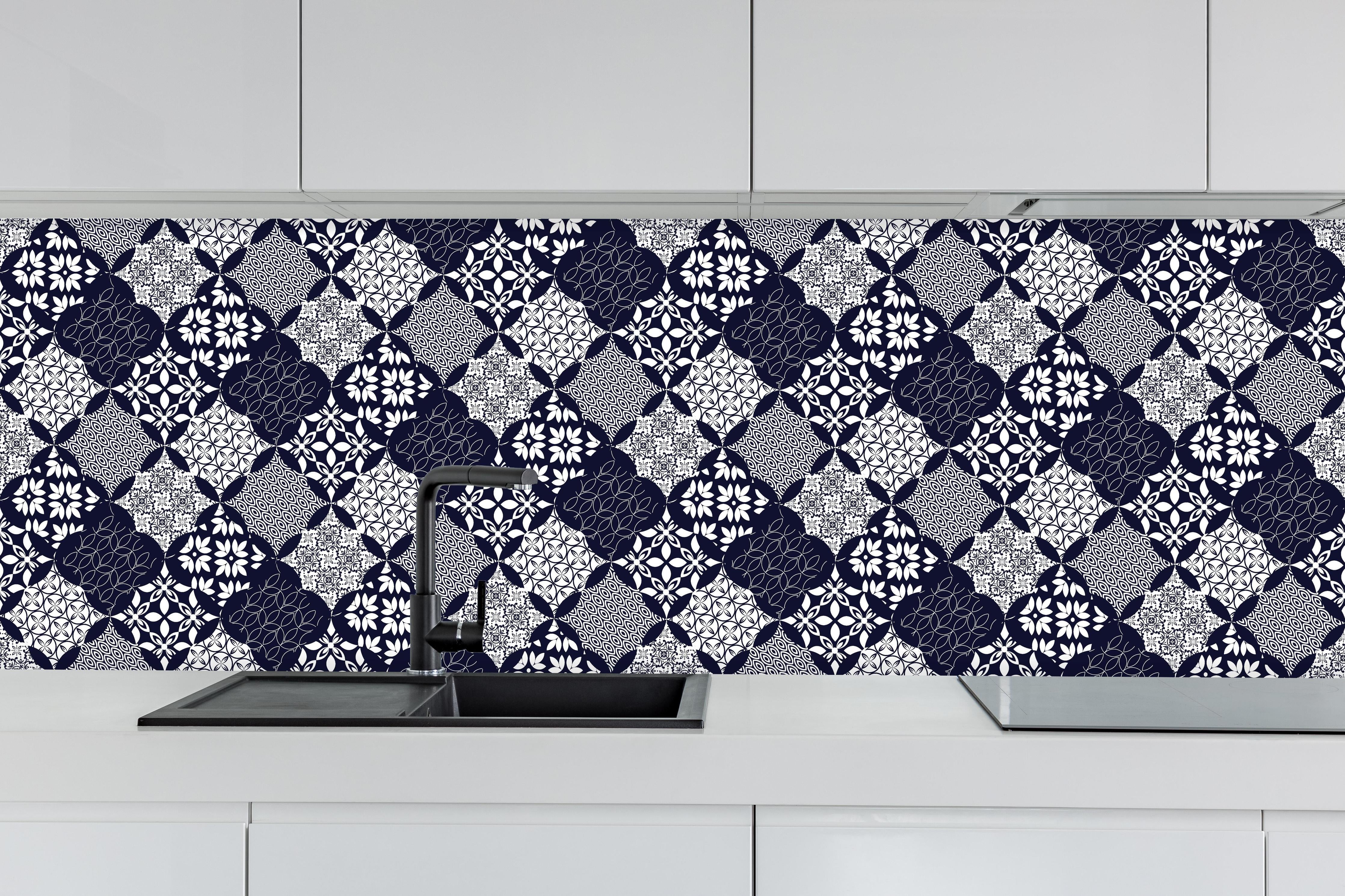 Küche - Grafisches Blau-Weiß-Grau Textildesign hinter weißen Hochglanz-Küchenregalen und schwarzem Wasserhahn