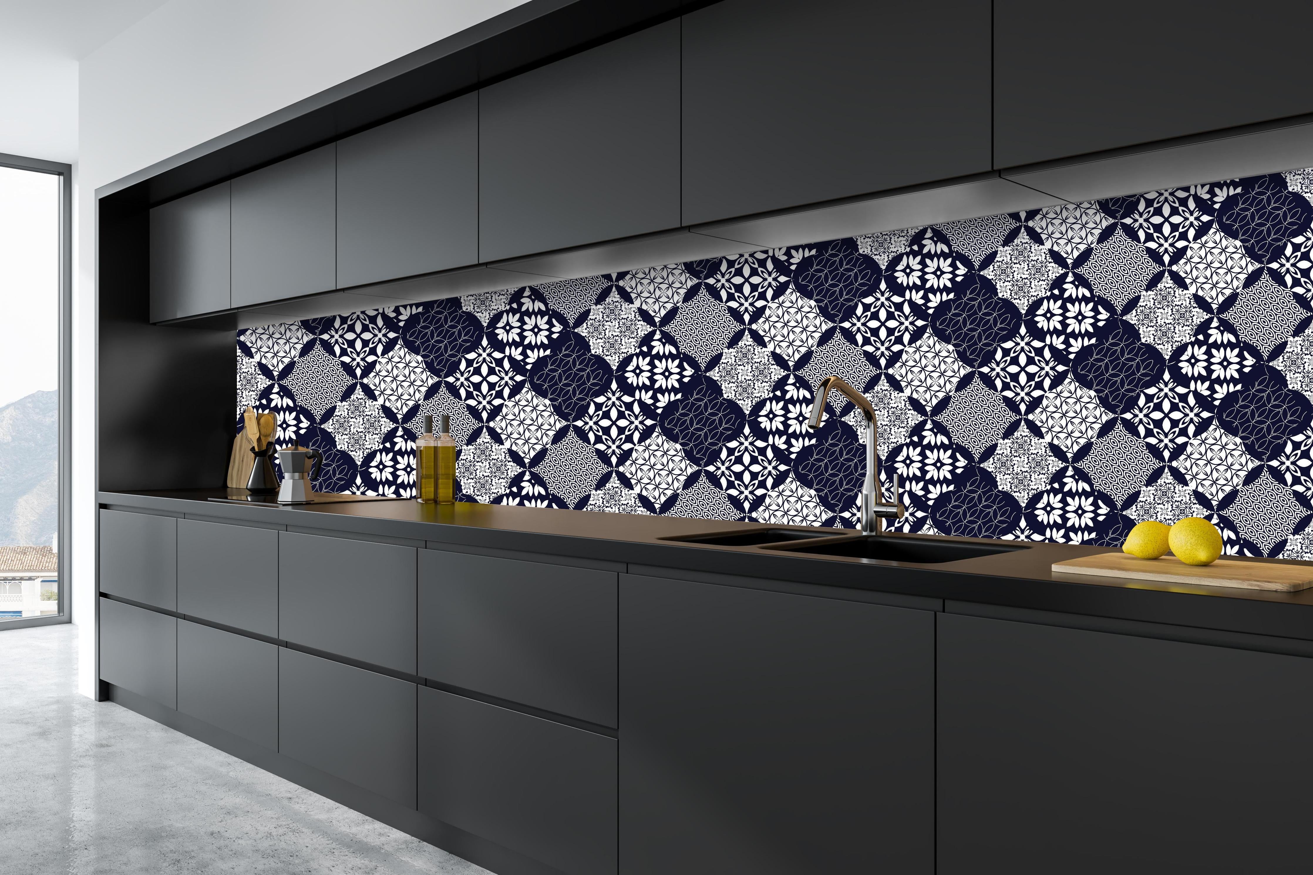 Küche - Grafisches Blau-Weiß-Grau Textildesign hinter weißen Hochglanz-Küchenregalen und schwarzem Wasserhahn