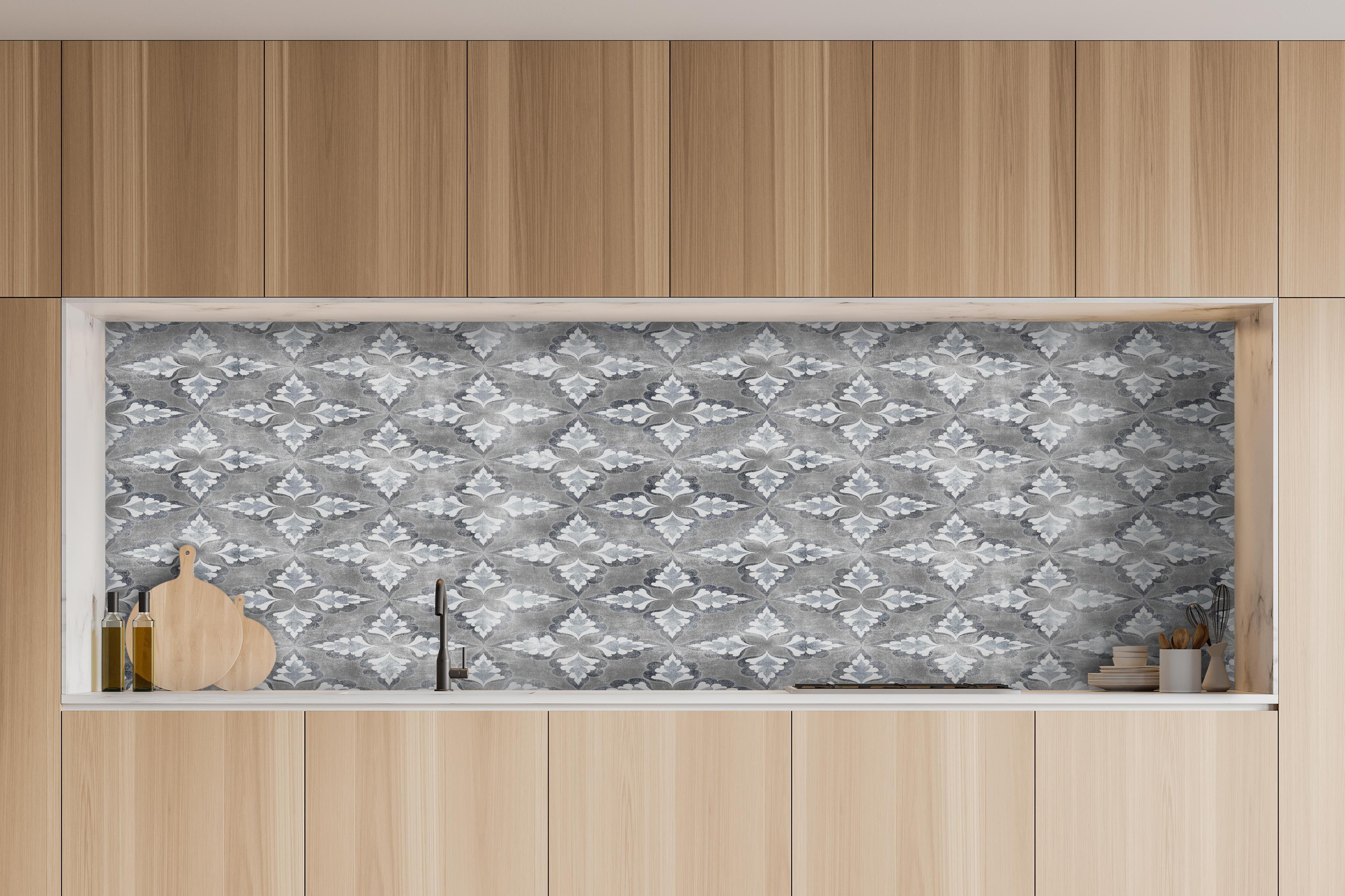 Küche - Grafisches Weiß und Grau Designer-Muster hinter weißen Hochglanz-Küchenregalen und schwarzem Wasserhahn