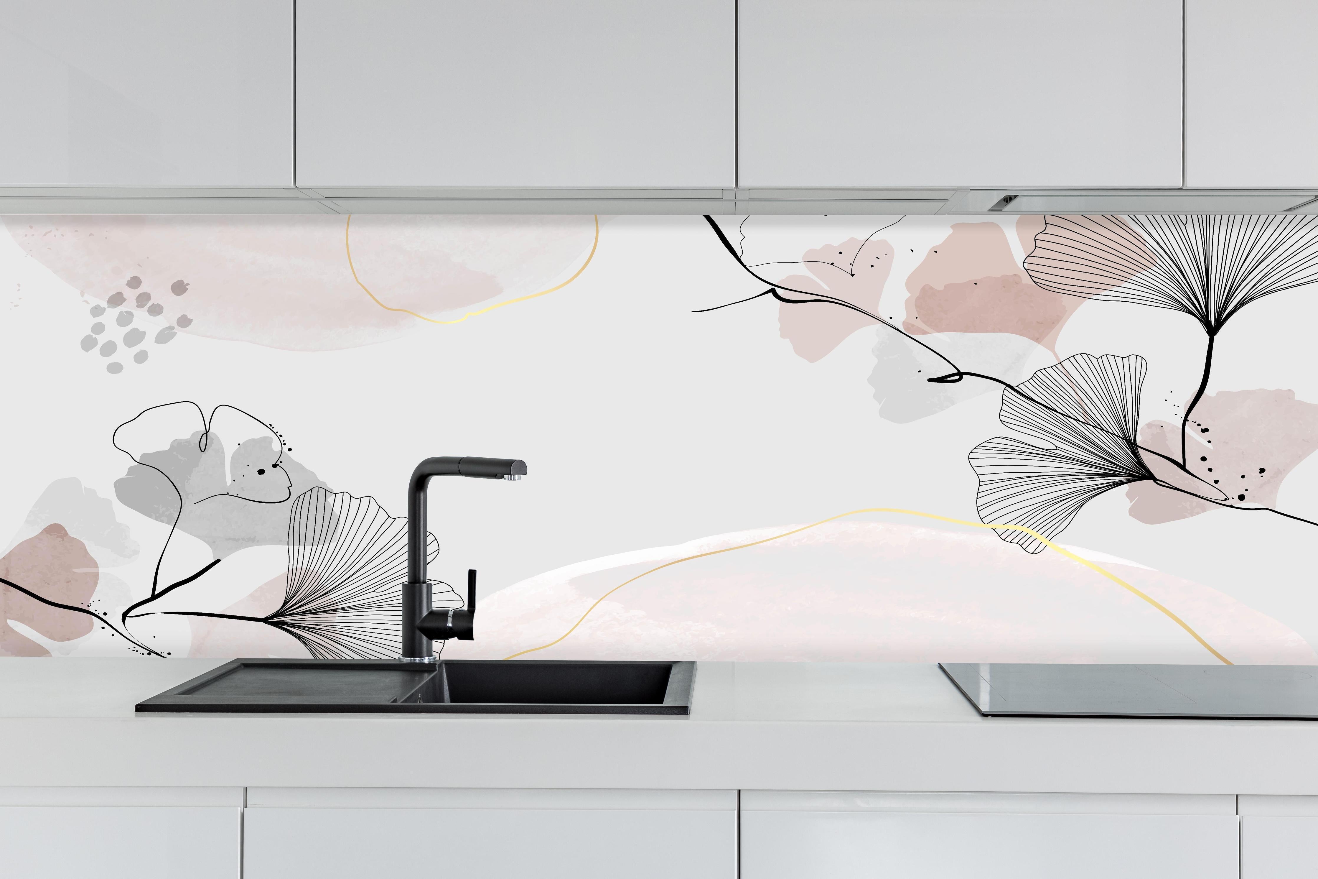 Küche - Grau Beige Blättermuster Abstrakte Kunst hinter weißen Hochglanz-Küchenregalen und schwarzem Wasserhahn