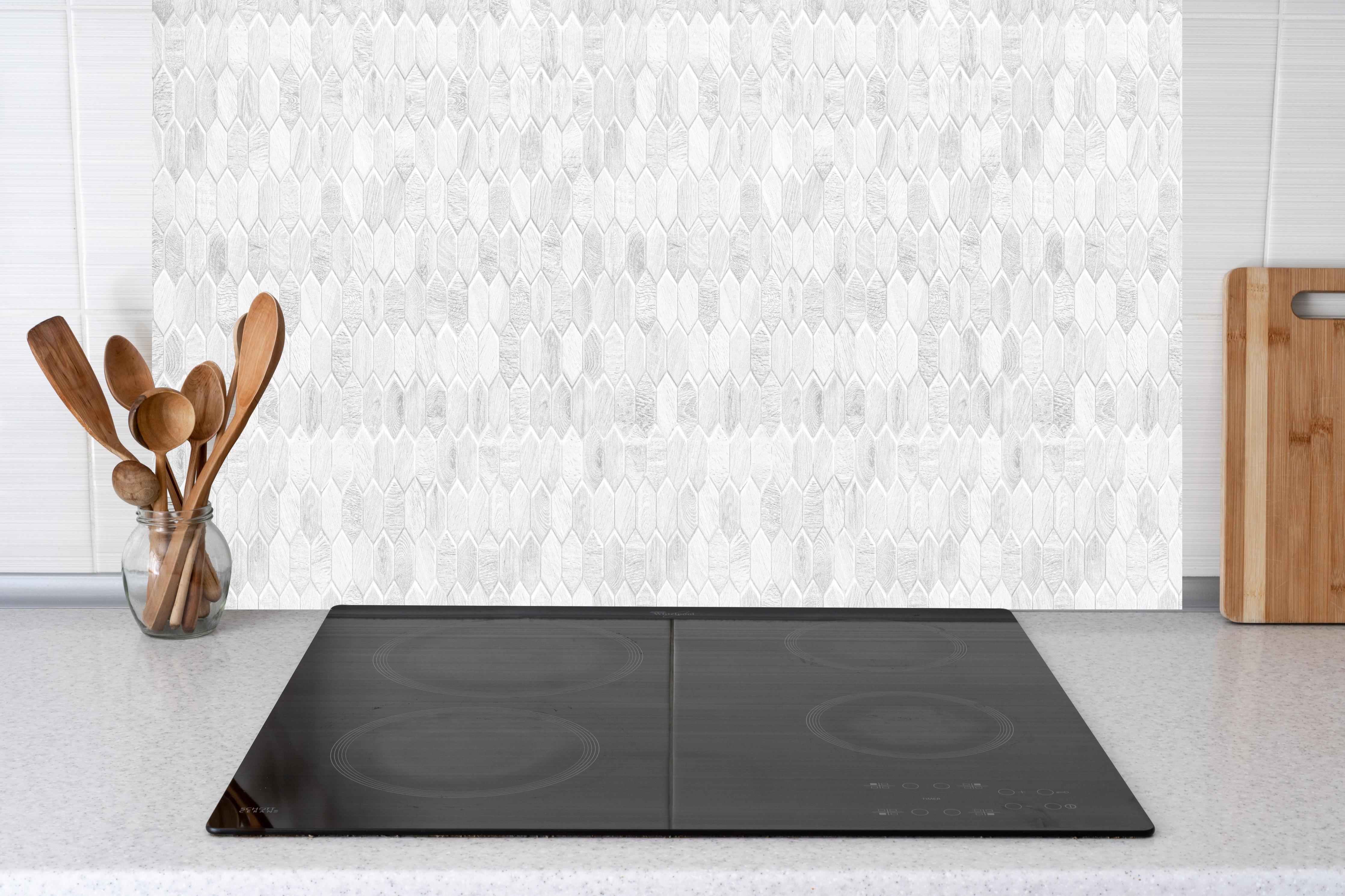 Küche - Grau-Weiße Hexagon-Holzstruktur Paneele hinter weißen Hochglanz-Küchenregalen und schwarzem Wasserhahn