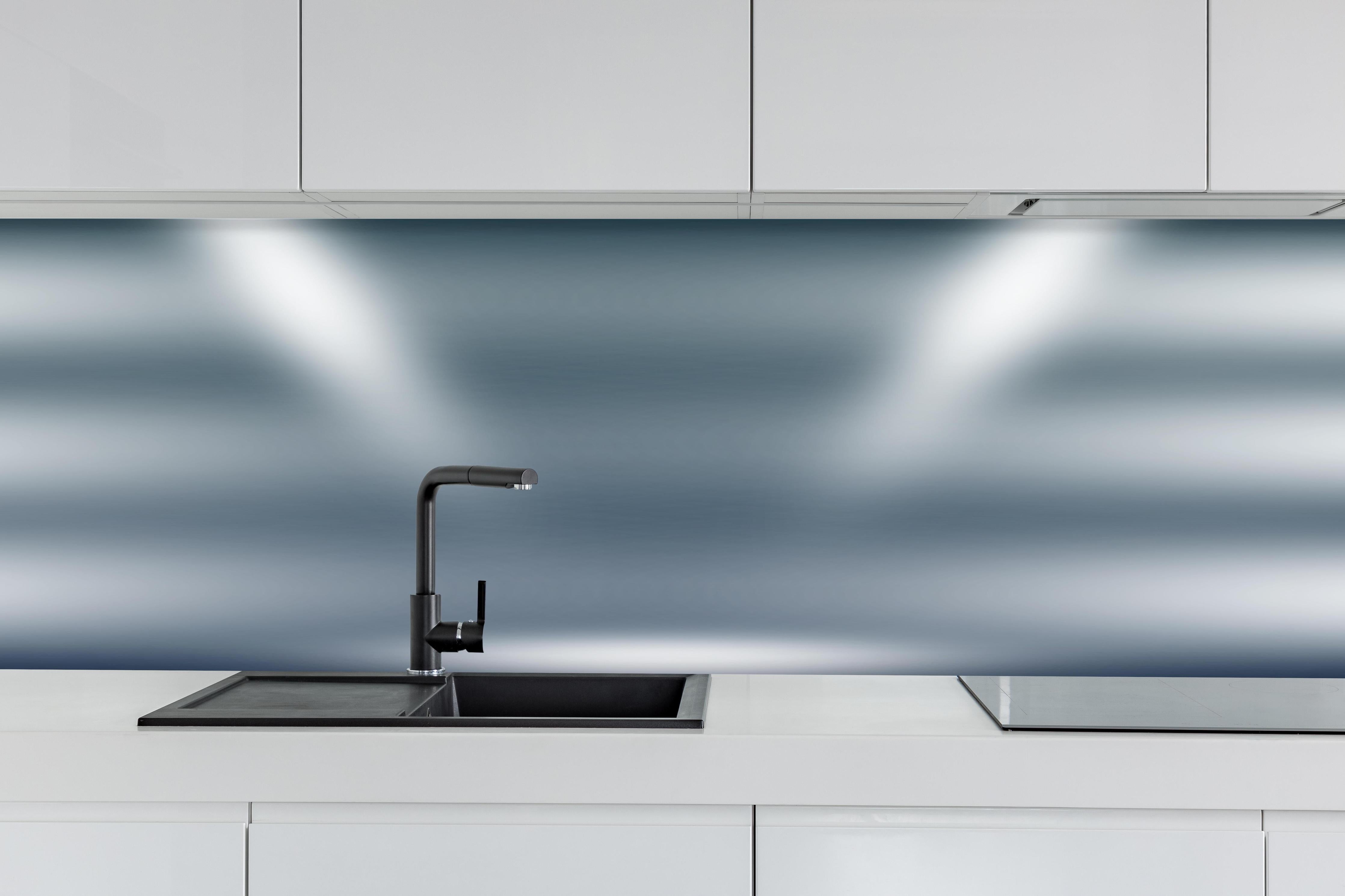 Küche - Grau-Weiße Leuchtende Abstraktion Hintergrund hinter weißen Hochglanz-Küchenregalen und schwarzem Wasserhahn