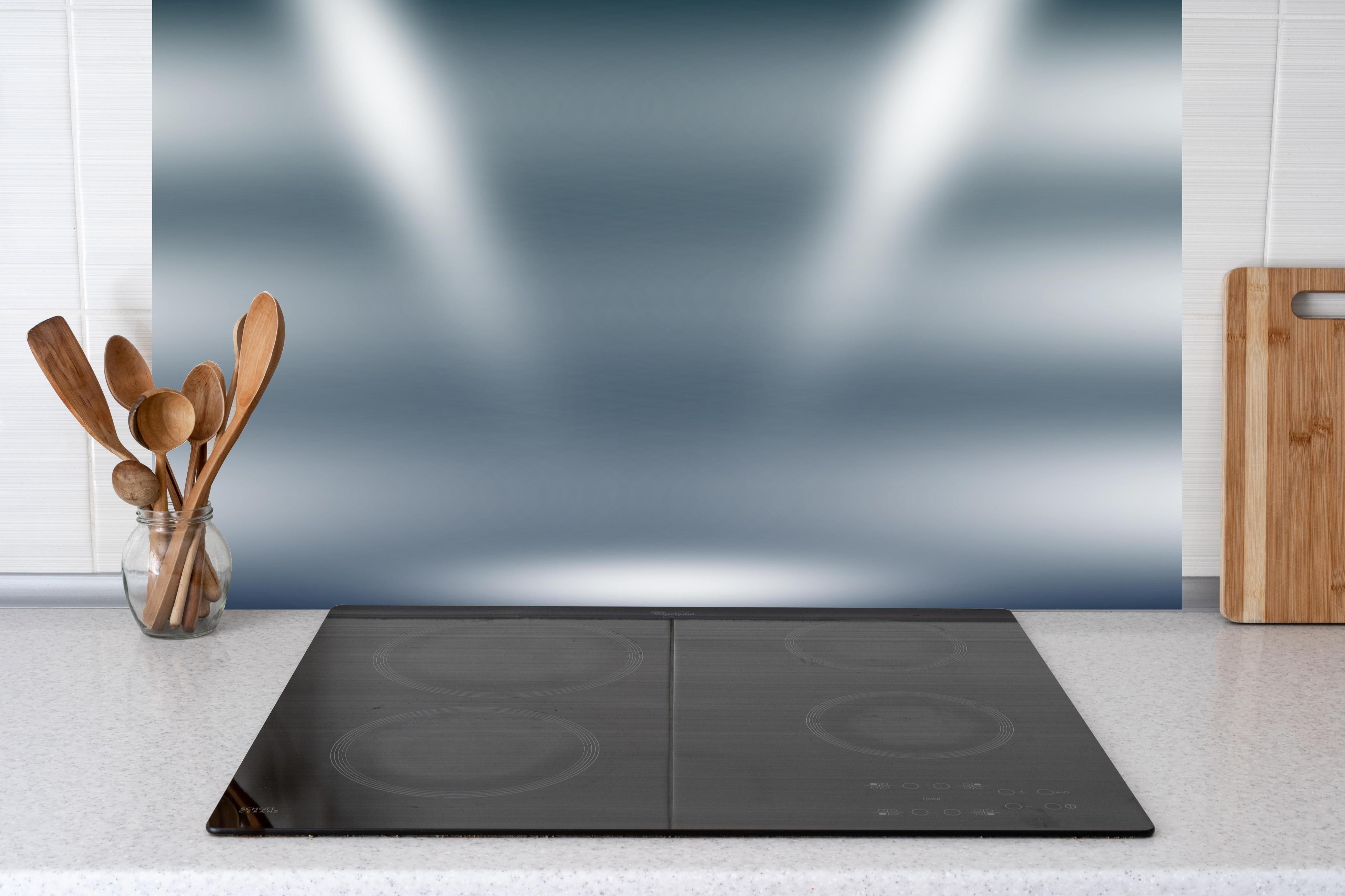 Küche - Grau-Weiße Leuchtende Abstraktion Hintergrund hinter weißen Hochglanz-Küchenregalen und schwarzem Wasserhahn