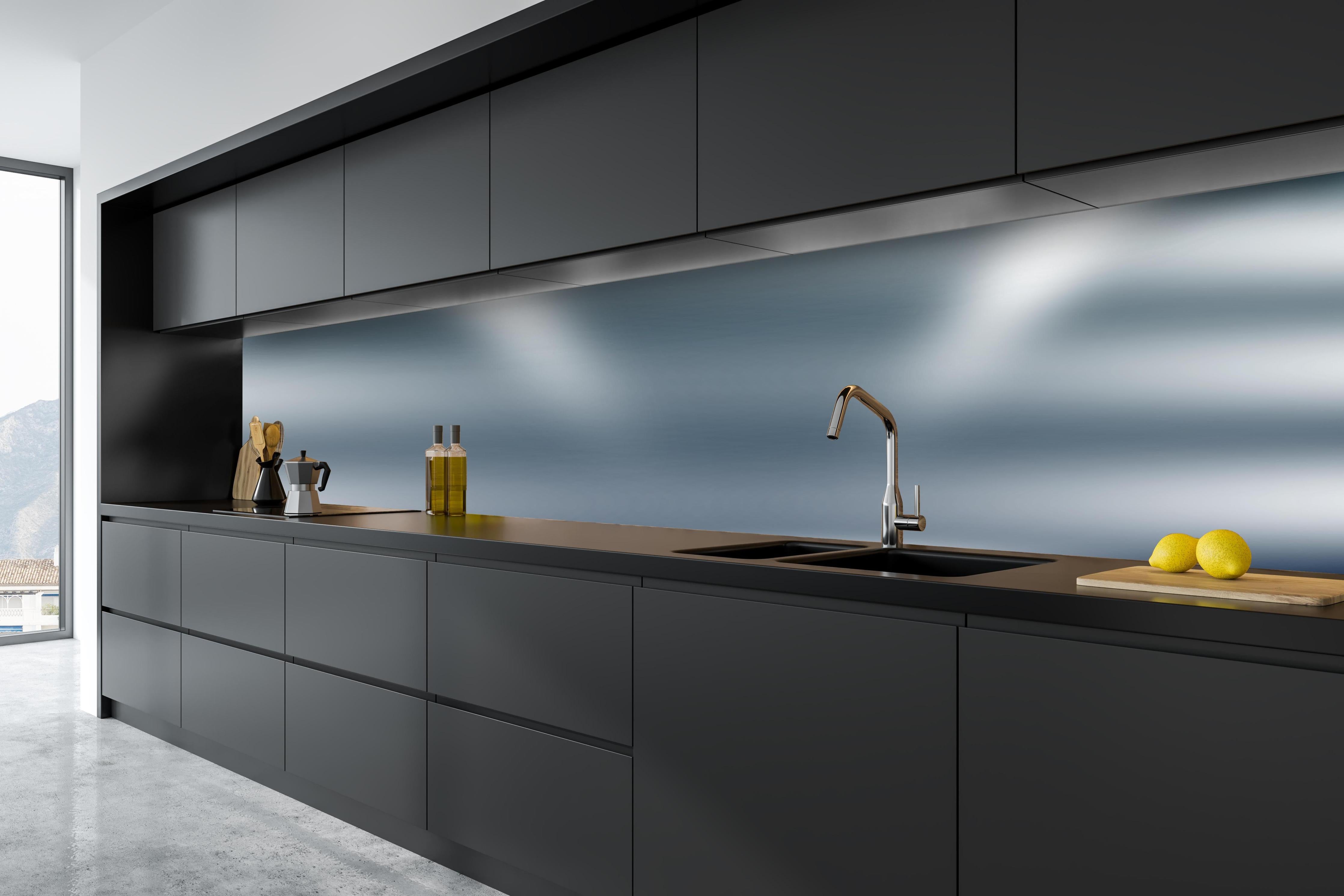 Küche - Grau-Weiße Leuchtende Abstraktion Hintergrund hinter weißen Hochglanz-Küchenregalen und schwarzem Wasserhahn