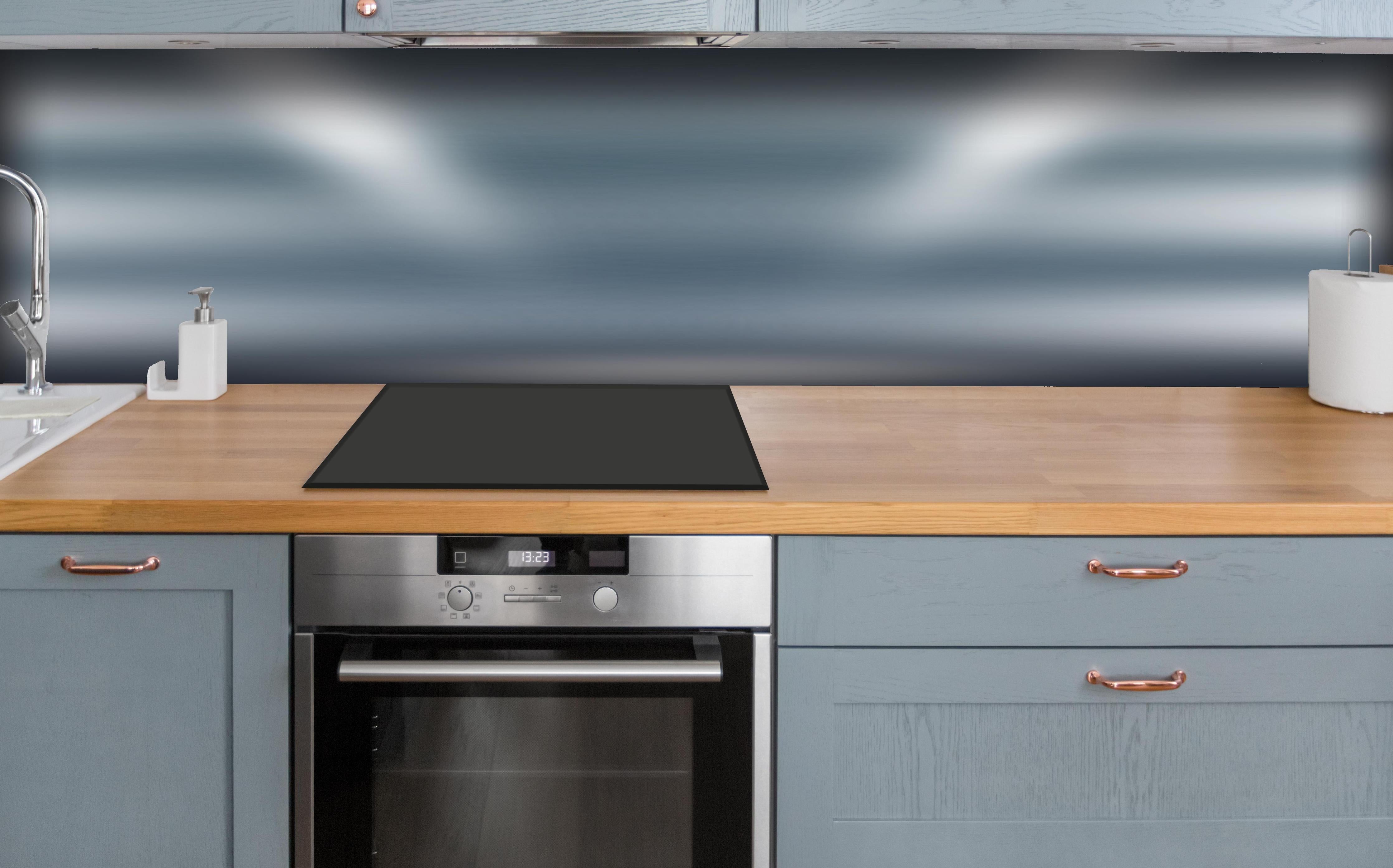 Küche - Grau-Weiße Leuchtende Abstraktion Hintergrund hinter weißen Hochglanz-Küchenregalen und schwarzem Wasserhahn