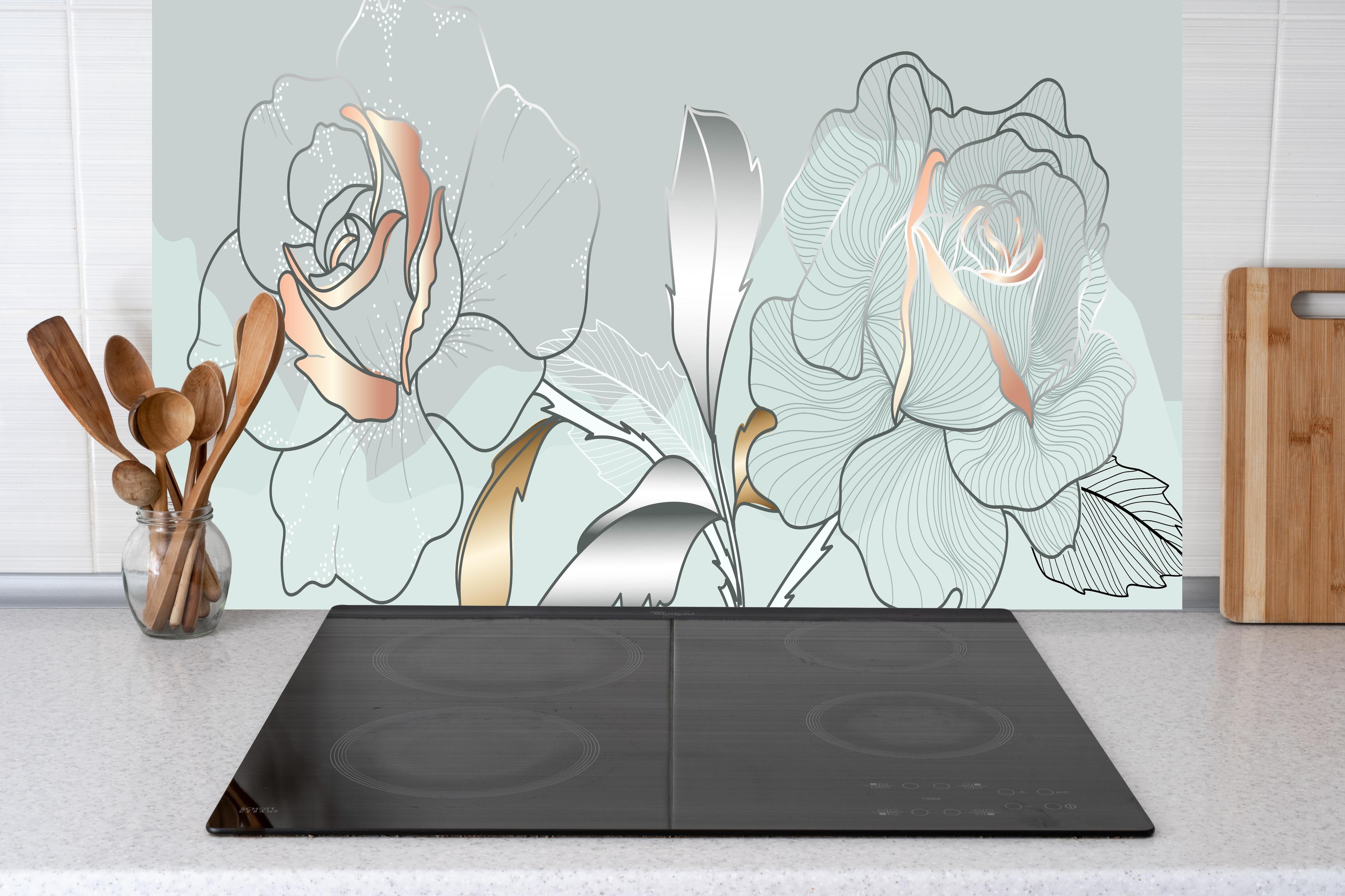 Küche - Grau-Weiße Rosen Zeichnung Kunstwerk hinter weißen Hochglanz-Küchenregalen und schwarzem Wasserhahn