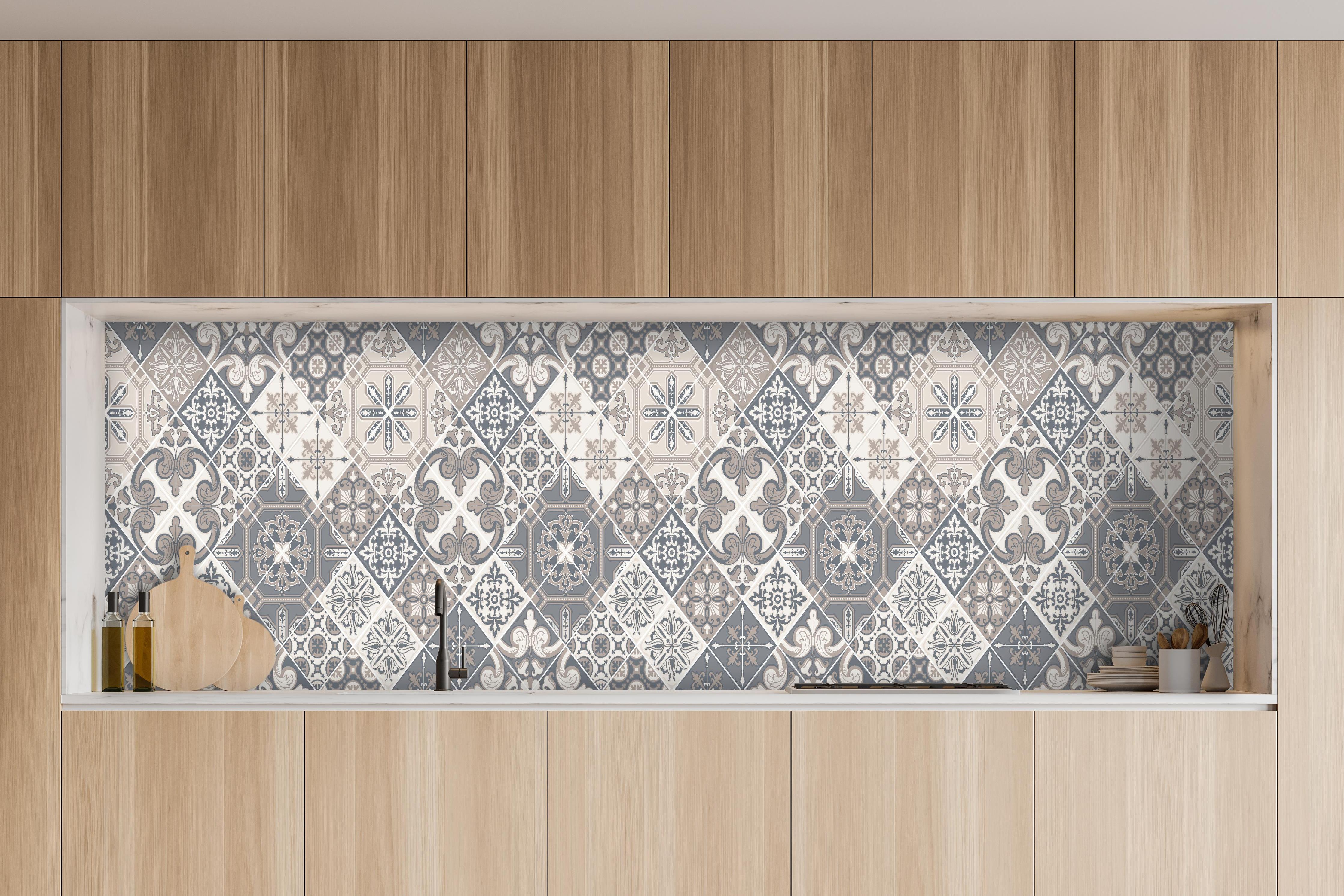 Küche - Grau-Weißes Ornament Fliesenmuster Design hinter weißen Hochglanz-Küchenregalen und schwarzem Wasserhahn