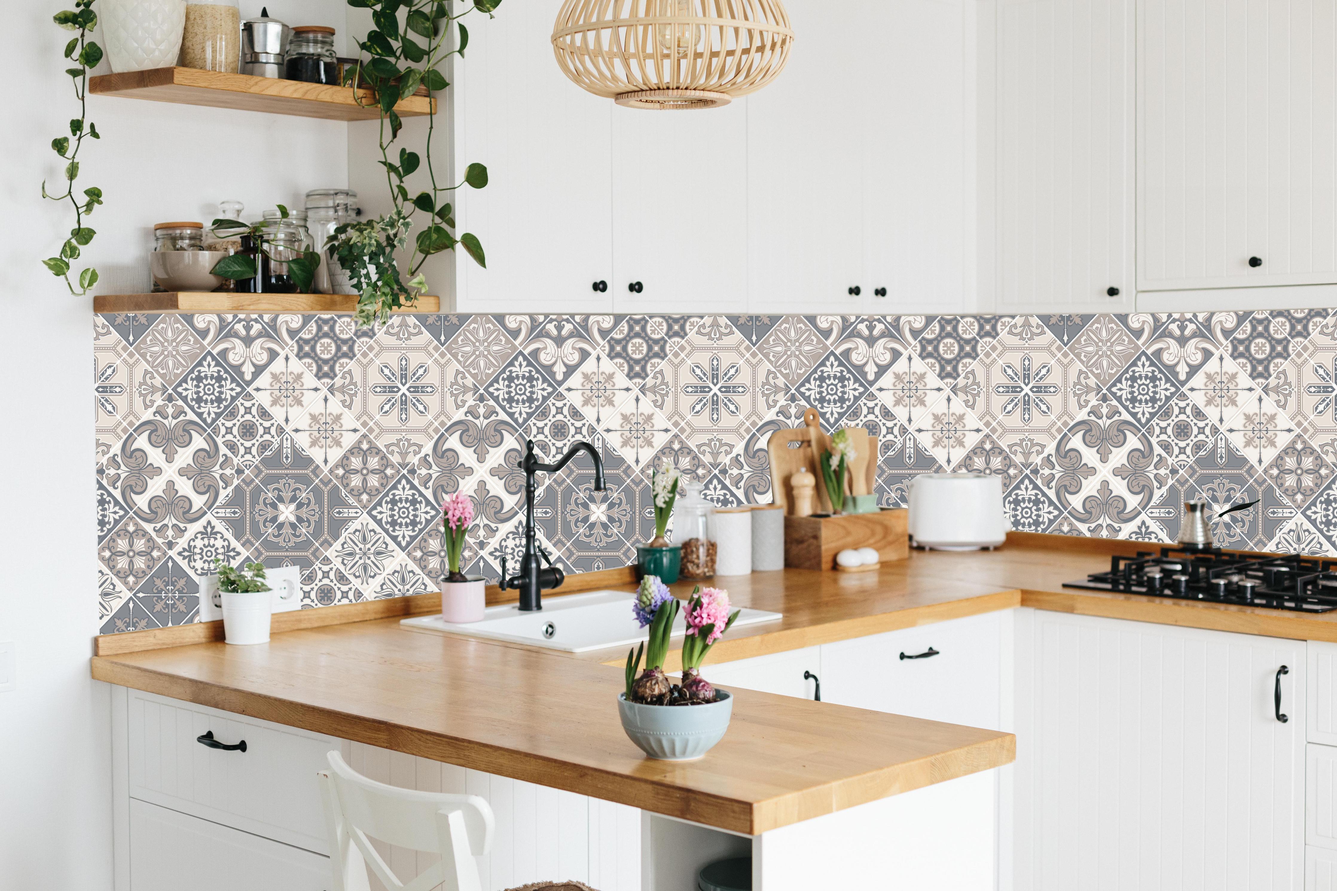 Küche - Grau-Weißes Ornament Fliesenmuster Design hinter weißen Hochglanz-Küchenregalen und schwarzem Wasserhahn