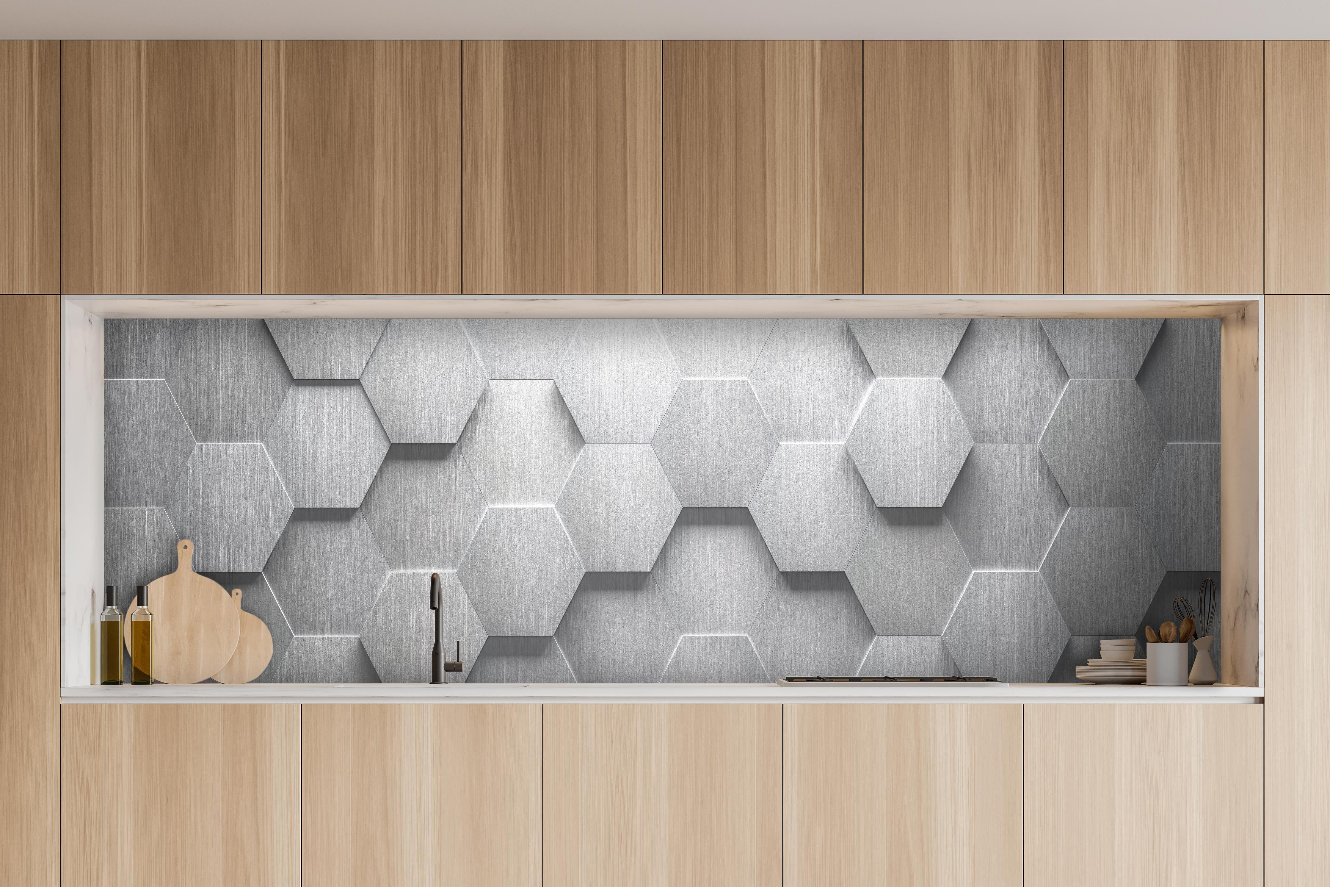 Küche - Grau-weiße Hexagon Metallstruktur 3D hinter weißen Hochglanz-Küchenregalen und schwarzem Wasserhahn