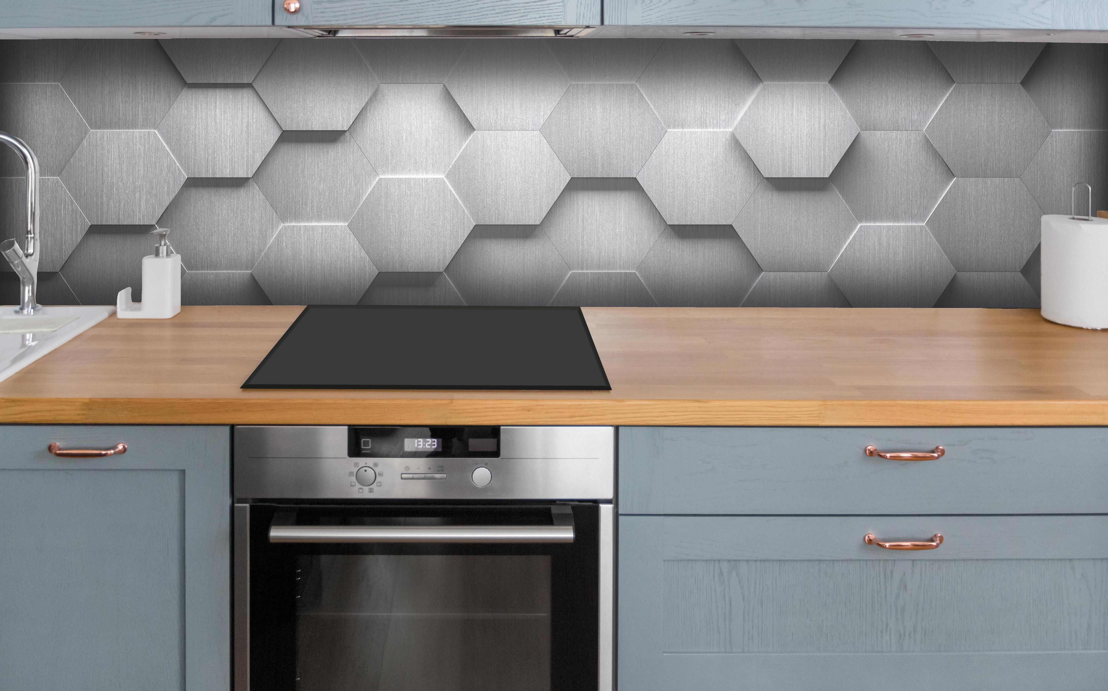 Küche - Grau-weiße Hexagon Metallstruktur 3D hinter weißen Hochglanz-Küchenregalen und schwarzem Wasserhahn