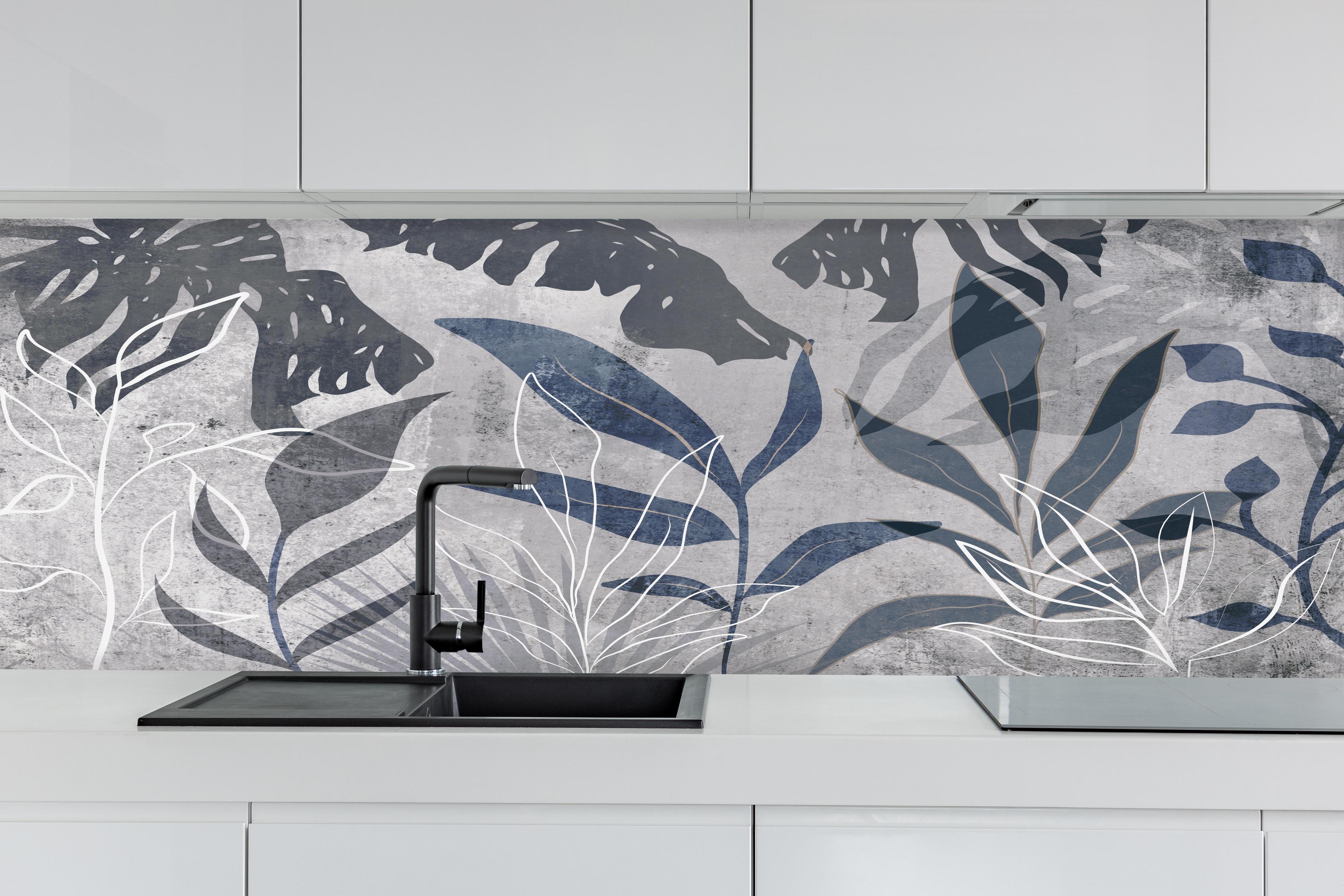 Küche - Grau-weißes botanisches Wandbild modern hinter weißen Hochglanz-Küchenregalen und schwarzem Wasserhahn