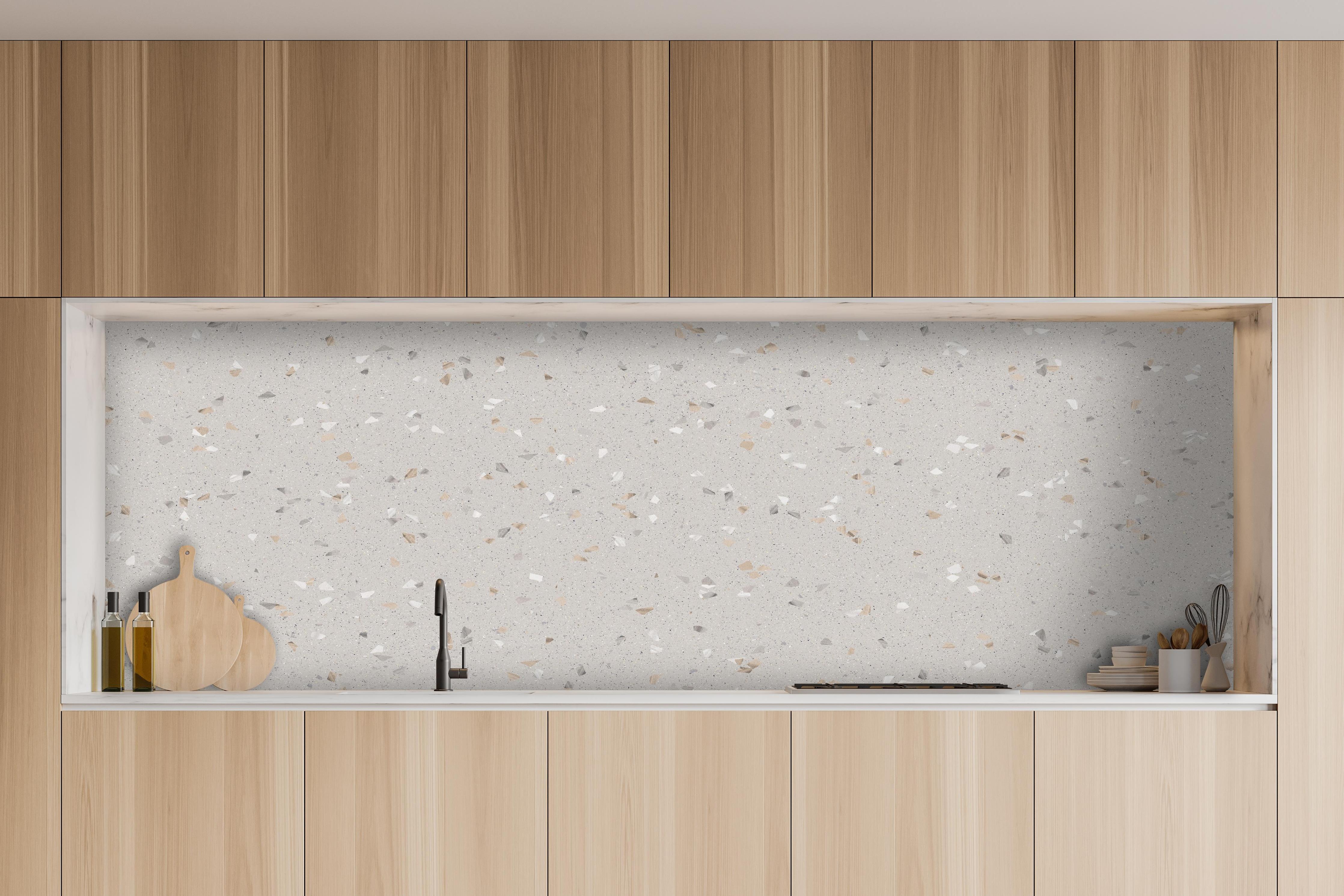 Küche - Graue Mosaiksteine hinter weißen Hochglanz-Küchenregalen und schwarzem Wasserhahn