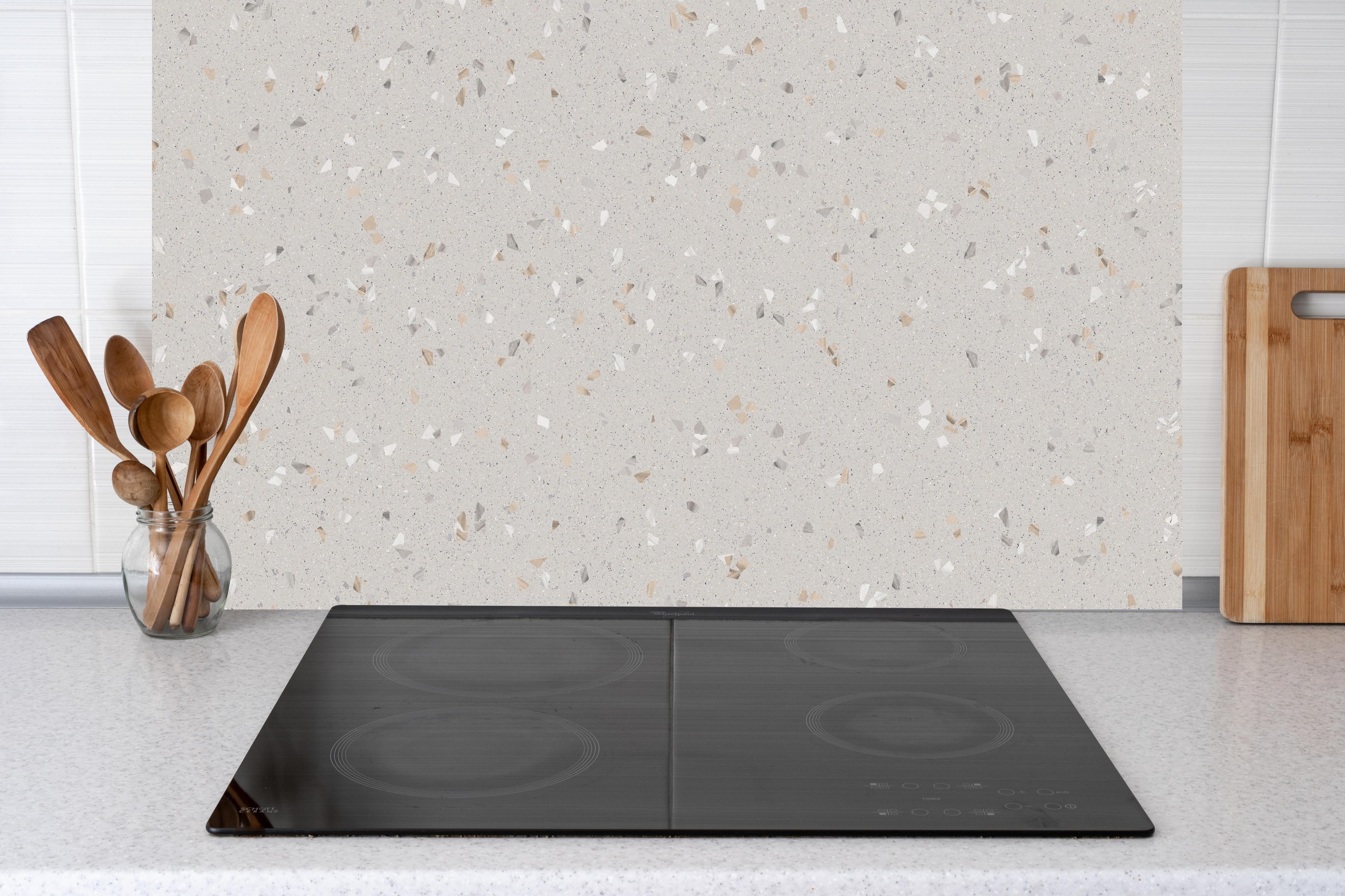 Küche - Graue Mosaiksteine hinter weißen Hochglanz-Küchenregalen und schwarzem Wasserhahn