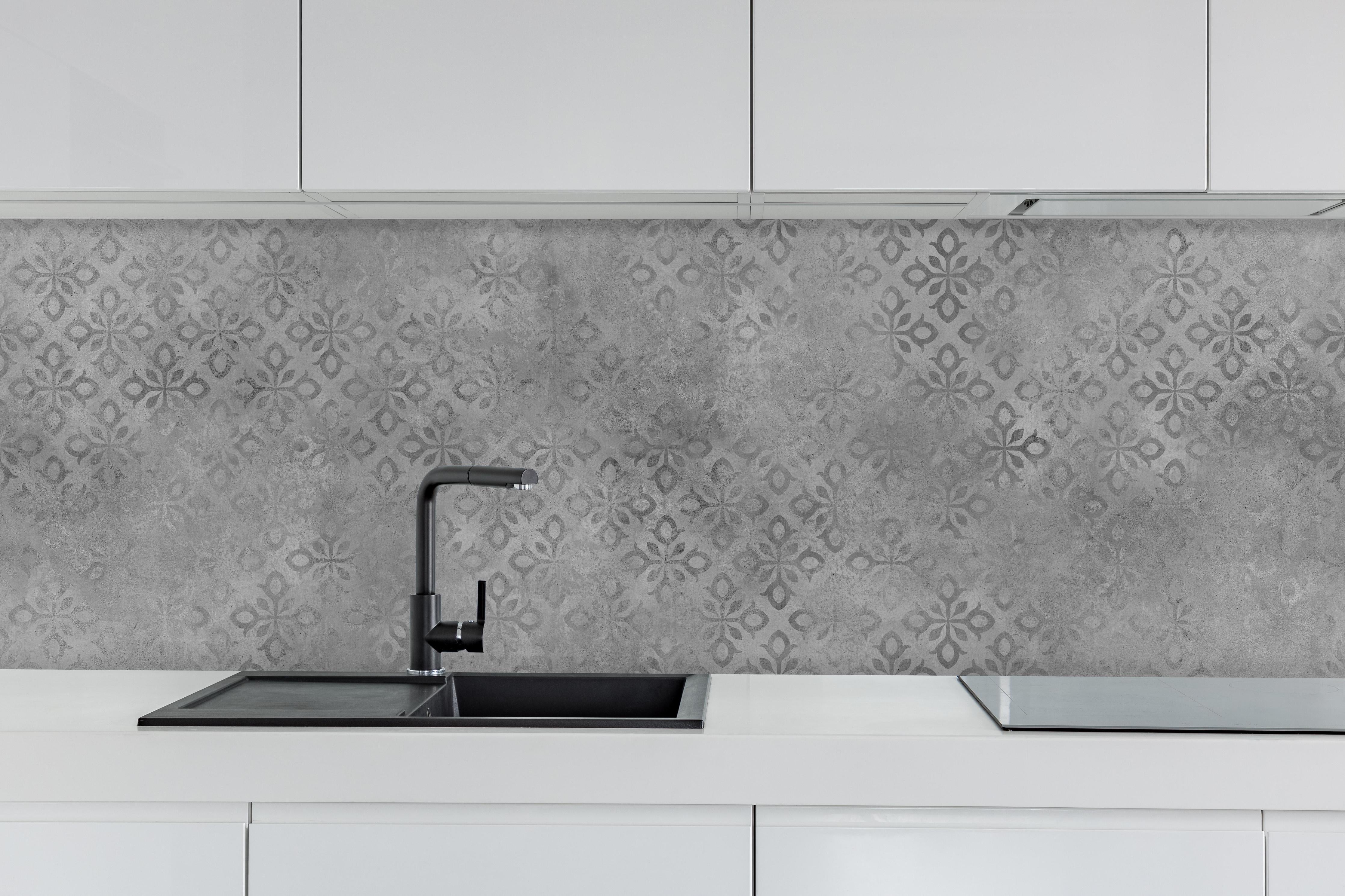 Küche - Graues Ornament Muster hinter weißen Hochglanz-Küchenregalen und schwarzem Wasserhahn