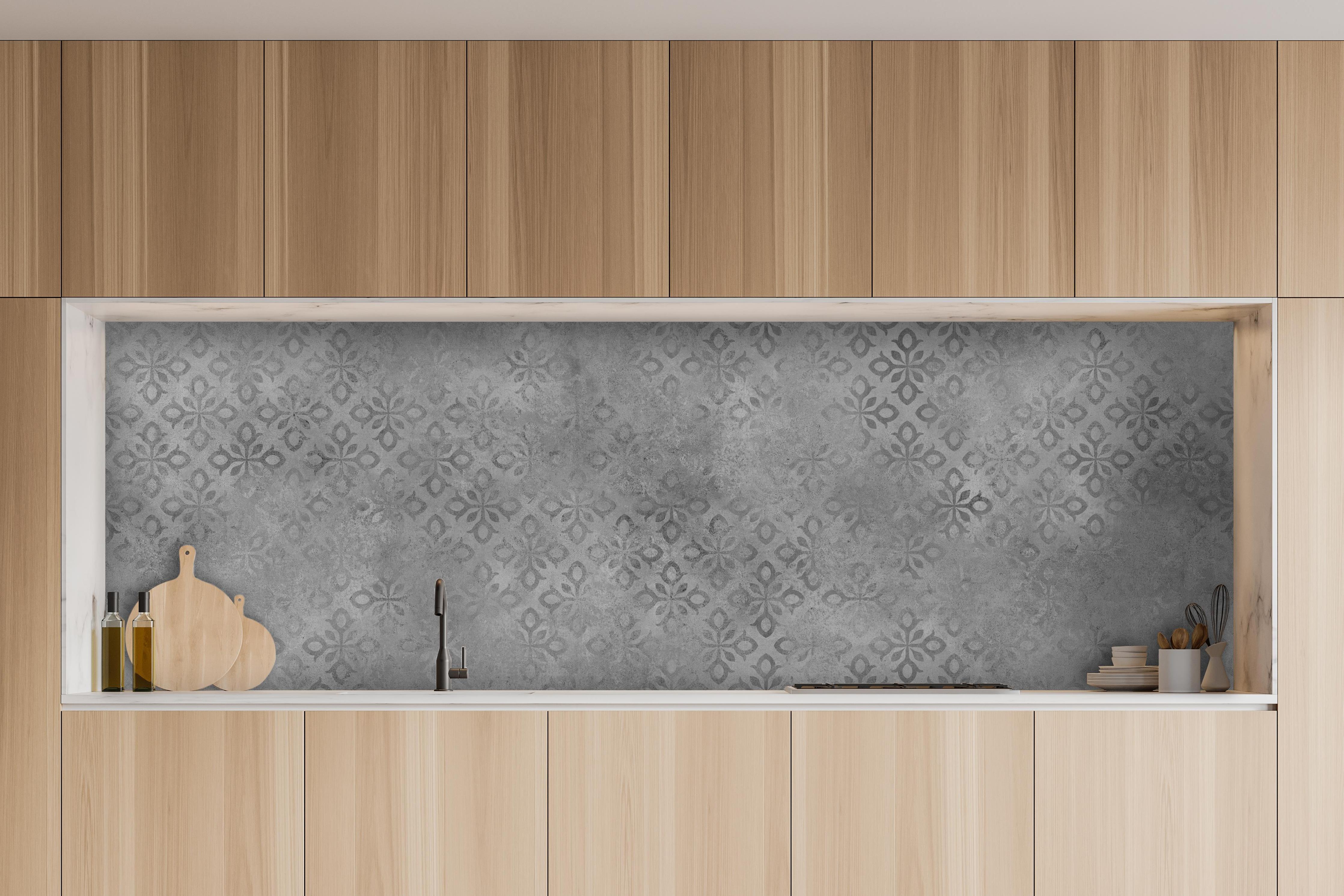 Küche - Graues Ornament Muster hinter weißen Hochglanz-Küchenregalen und schwarzem Wasserhahn