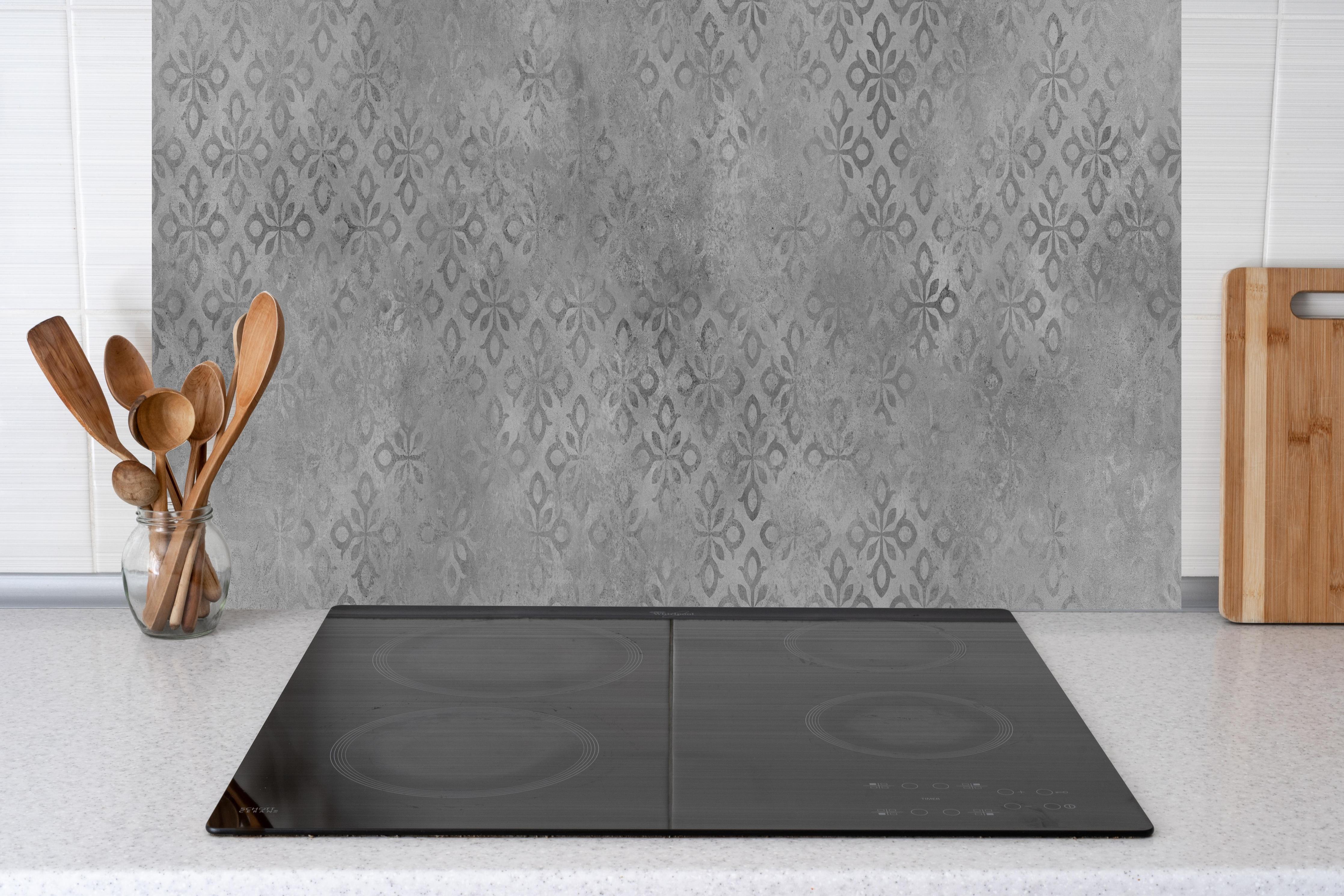 Küche - Graues Ornament Muster hinter weißen Hochglanz-Küchenregalen und schwarzem Wasserhahn