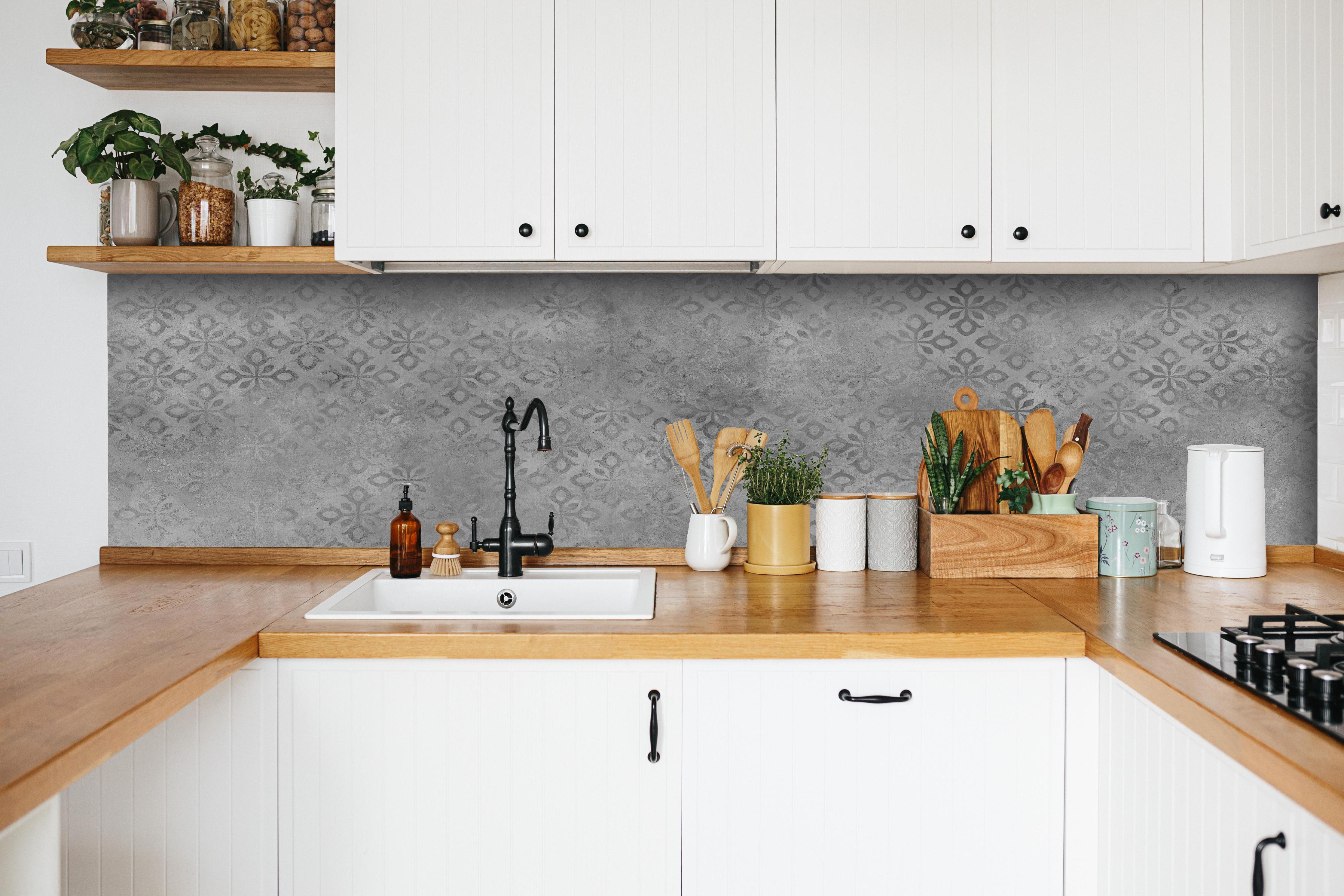 Küche - Graues Ornament Muster hinter weißen Hochglanz-Küchenregalen und schwarzem Wasserhahn