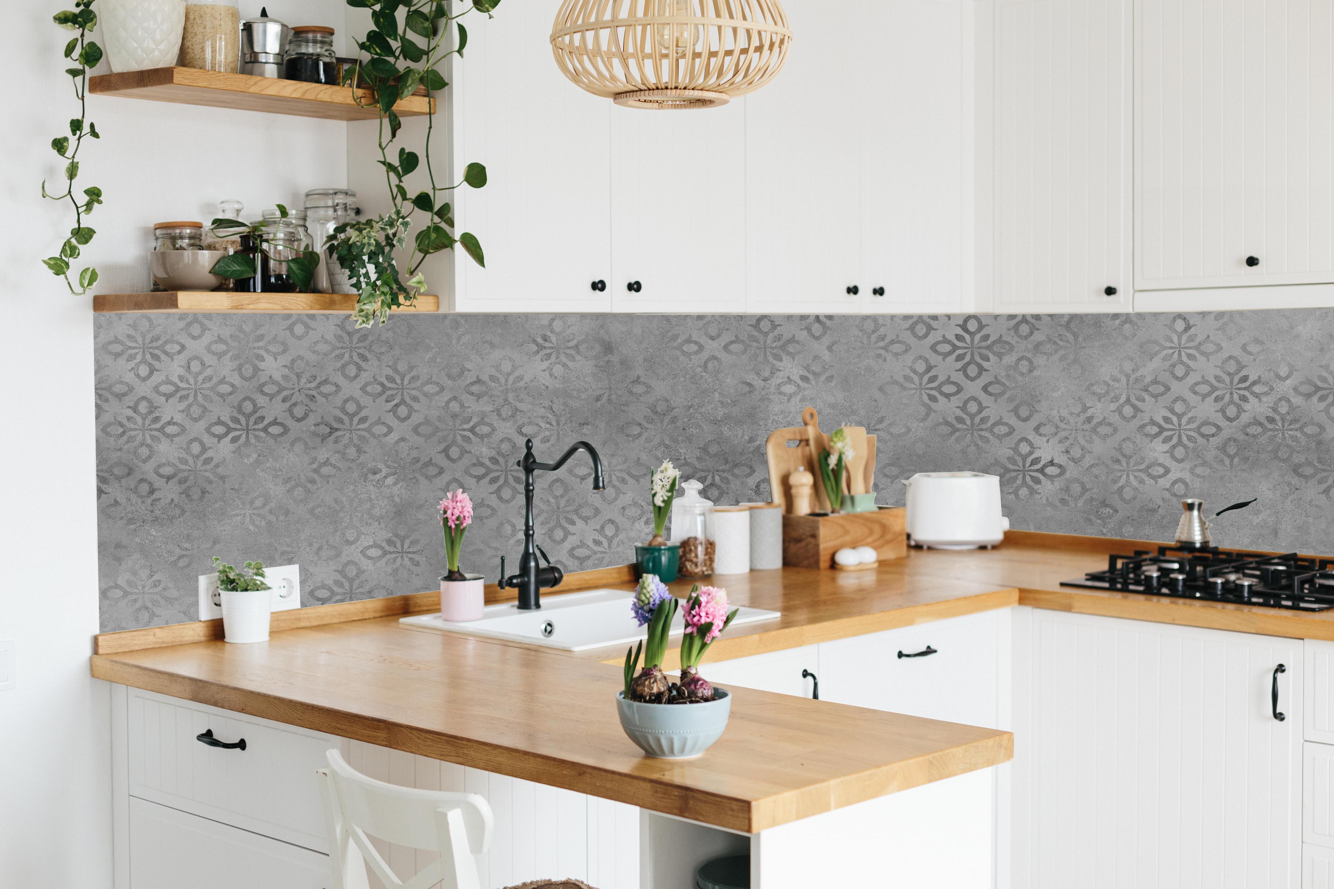 Küche - Graues Ornament Muster hinter weißen Hochglanz-Küchenregalen und schwarzem Wasserhahn