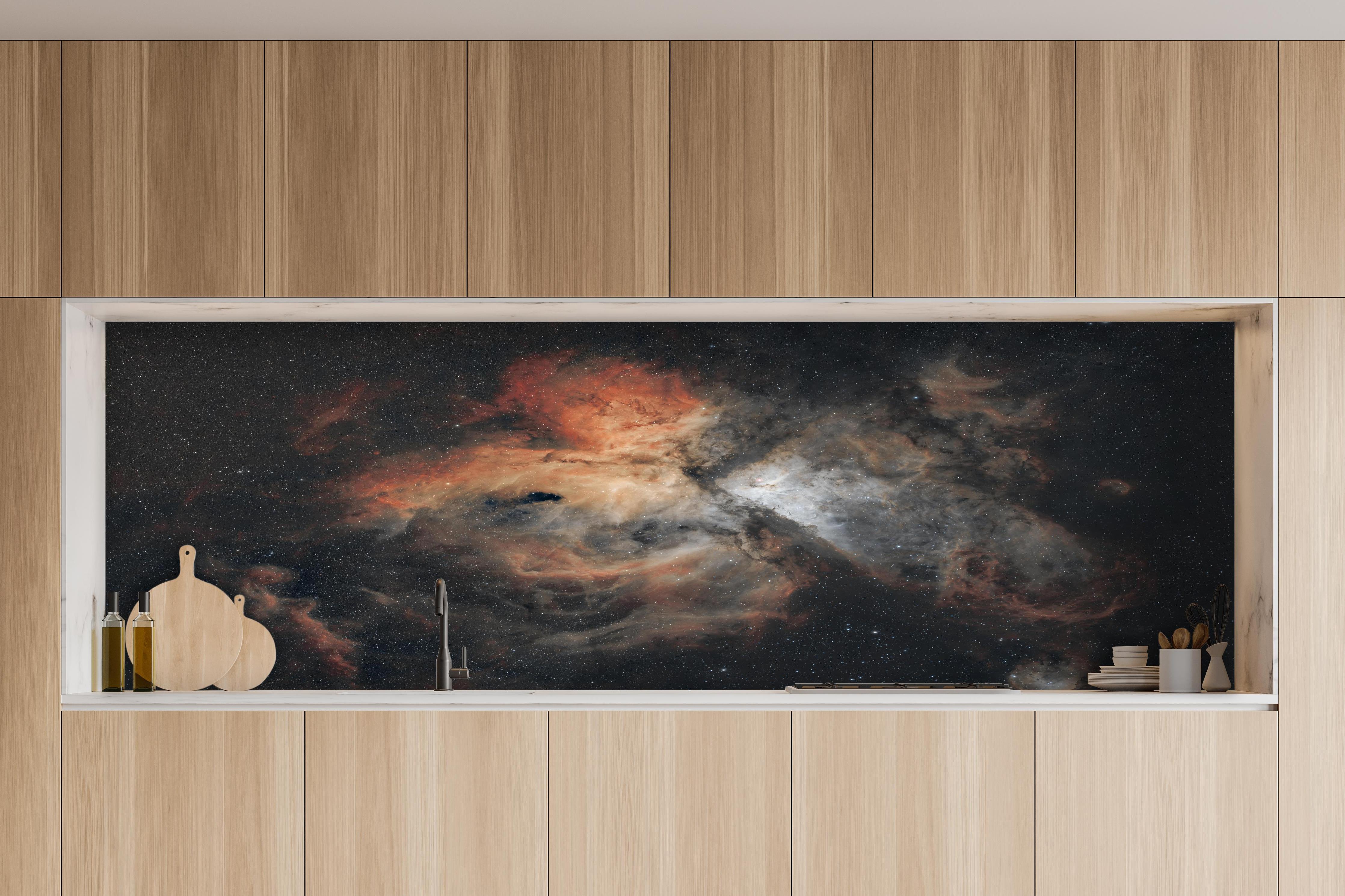 Küche - Great Carina Nebula hinter weißen Hochglanz-Küchenregalen und schwarzem Wasserhahn