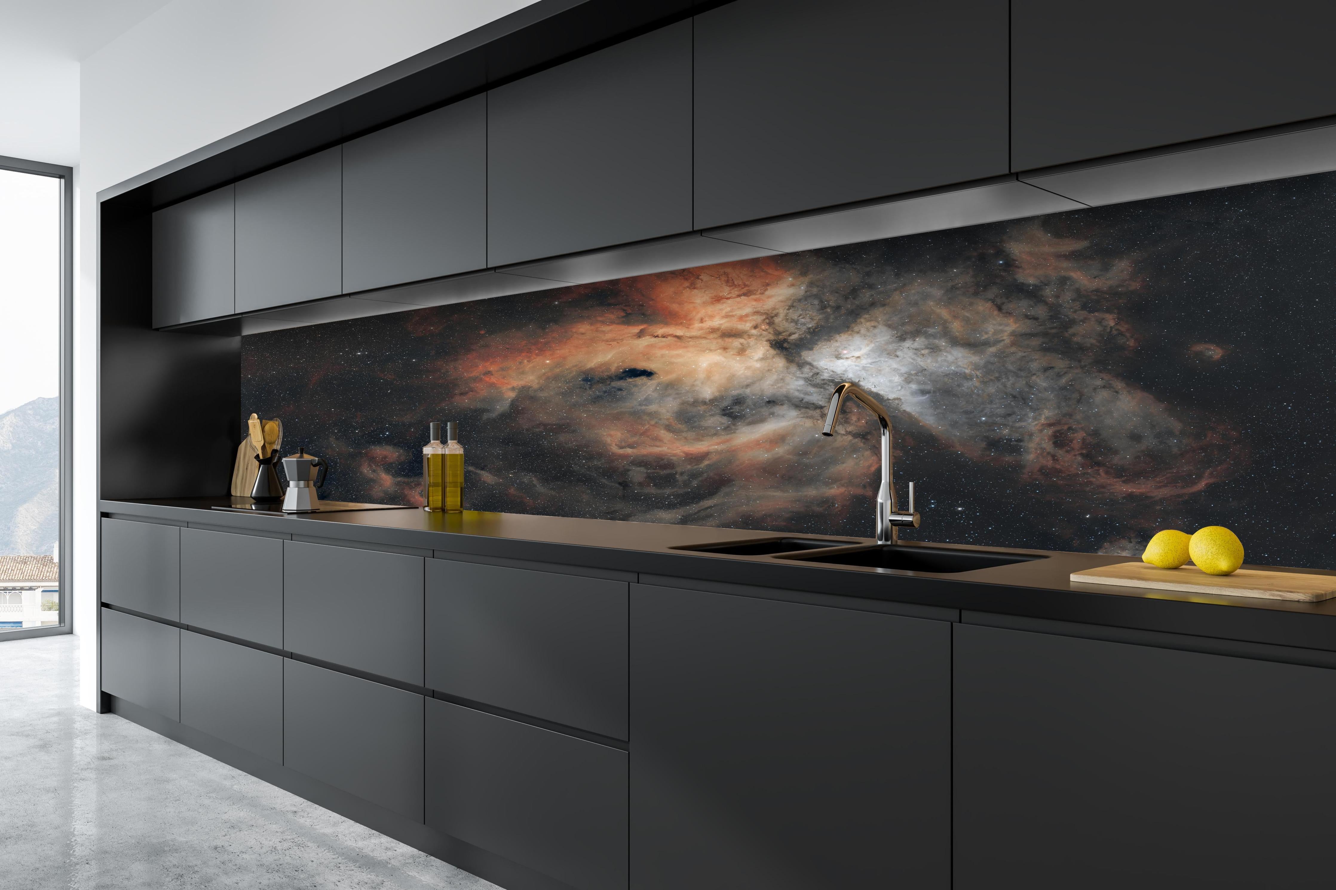 Küche - Great Carina Nebula hinter weißen Hochglanz-Küchenregalen und schwarzem Wasserhahn
